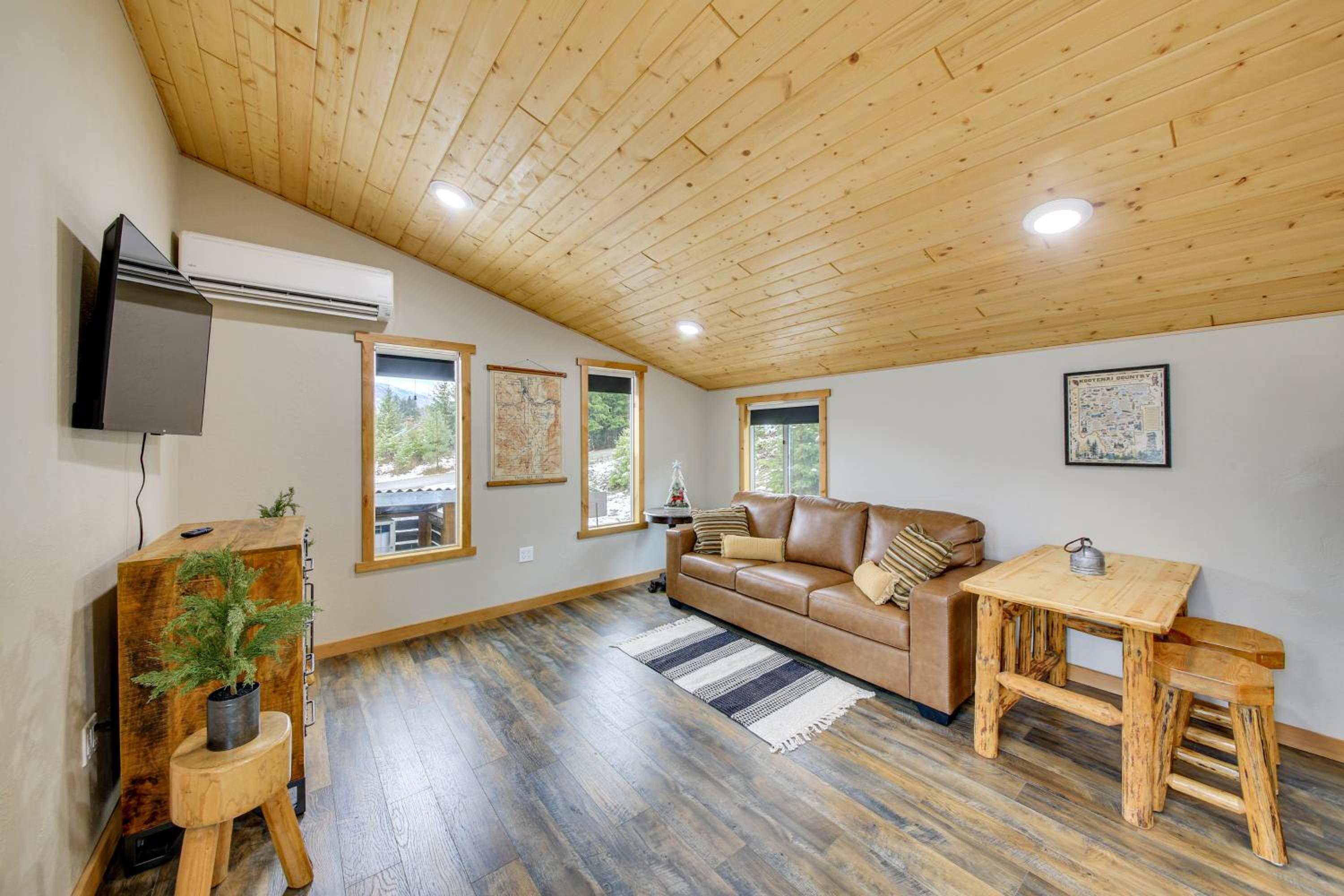 1 Mi to Waterfront Trails, Troy Home with Hot Tub!