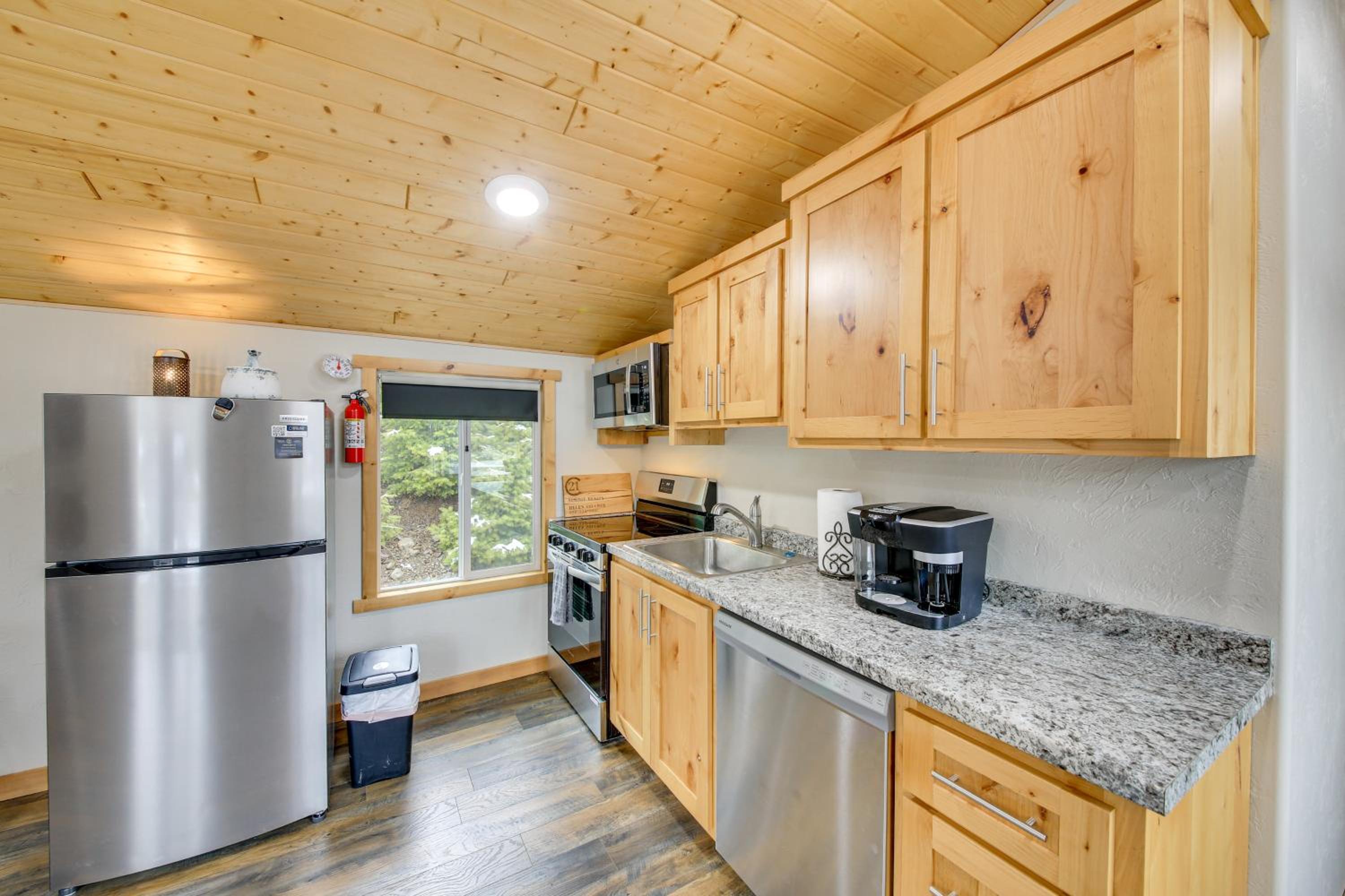 1 Mi to Waterfront Trails, Troy Home with Hot Tub!