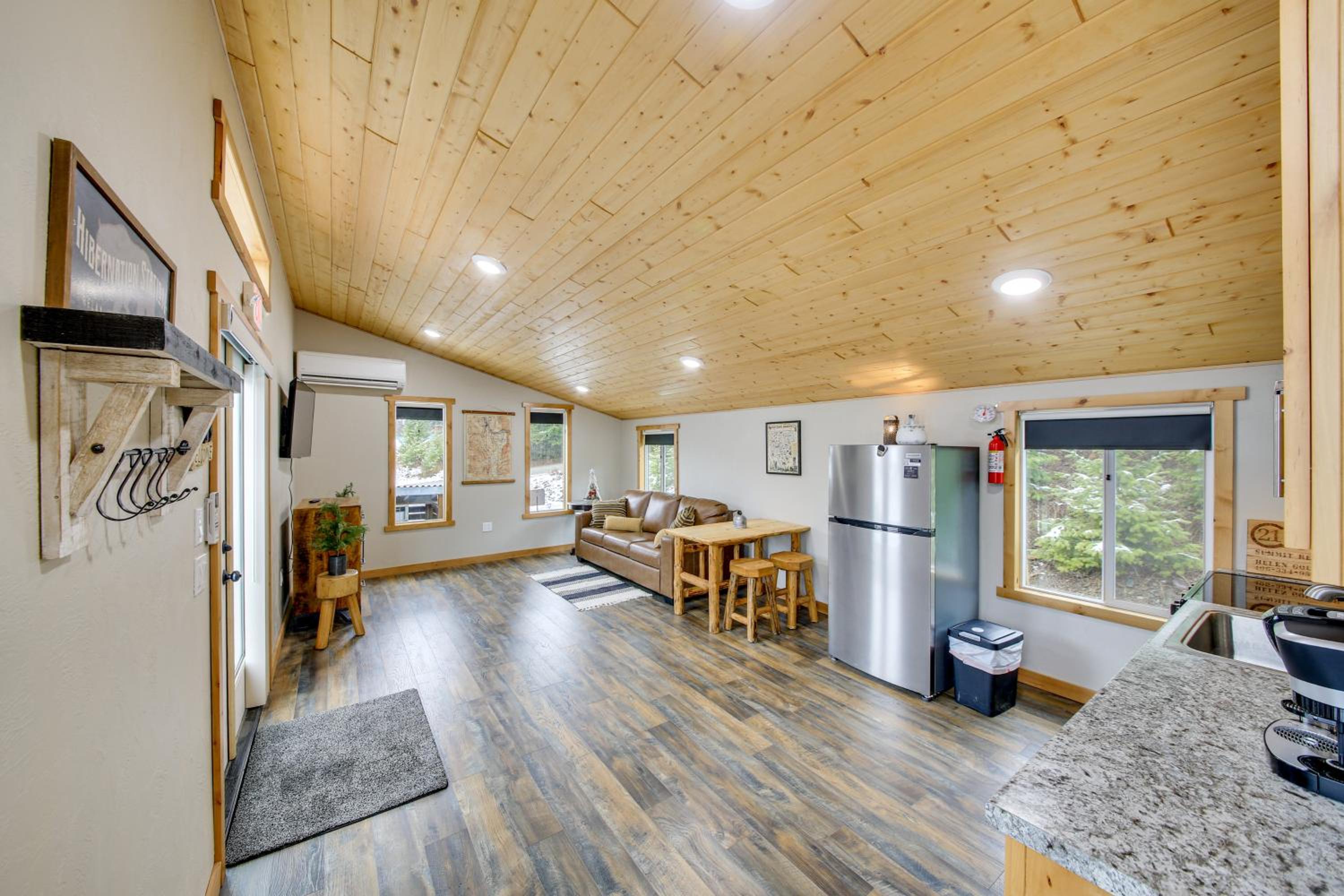 1 Mi to Waterfront Trails, Troy Home with Hot Tub!