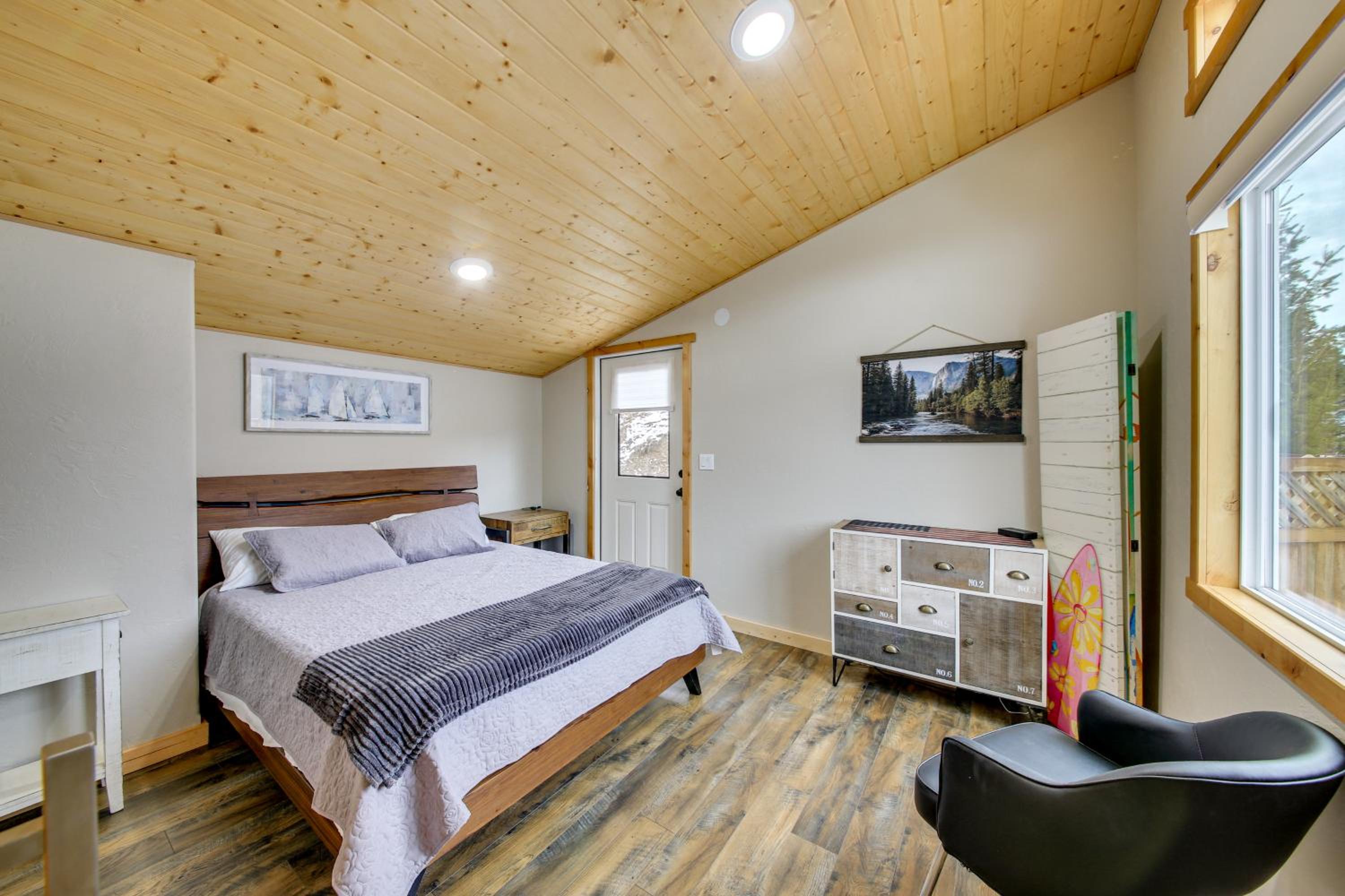 1 Mi to Waterfront Trails, Troy Home with Hot Tub!