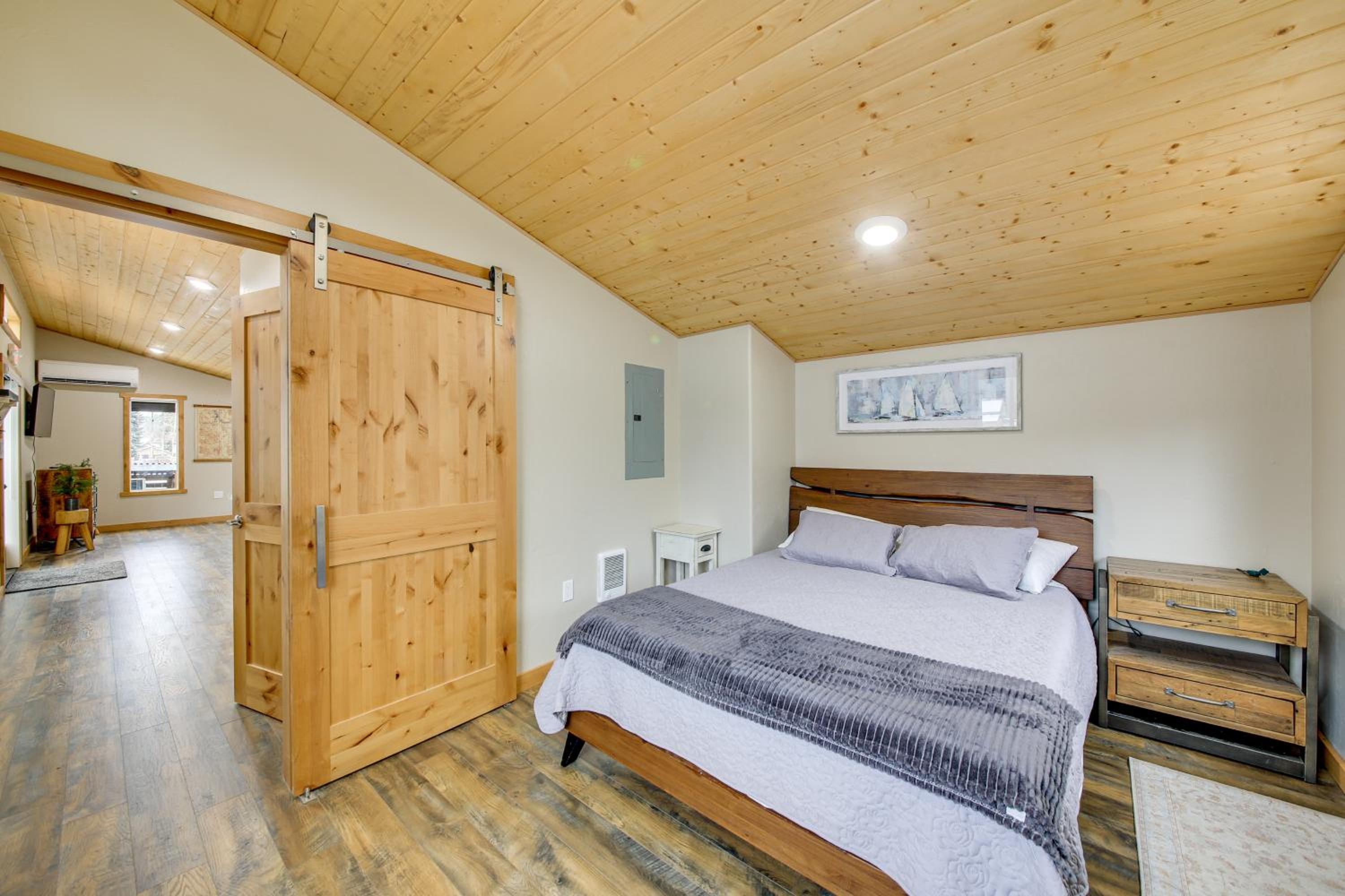 1 Mi to Waterfront Trails, Troy Home with Hot Tub!