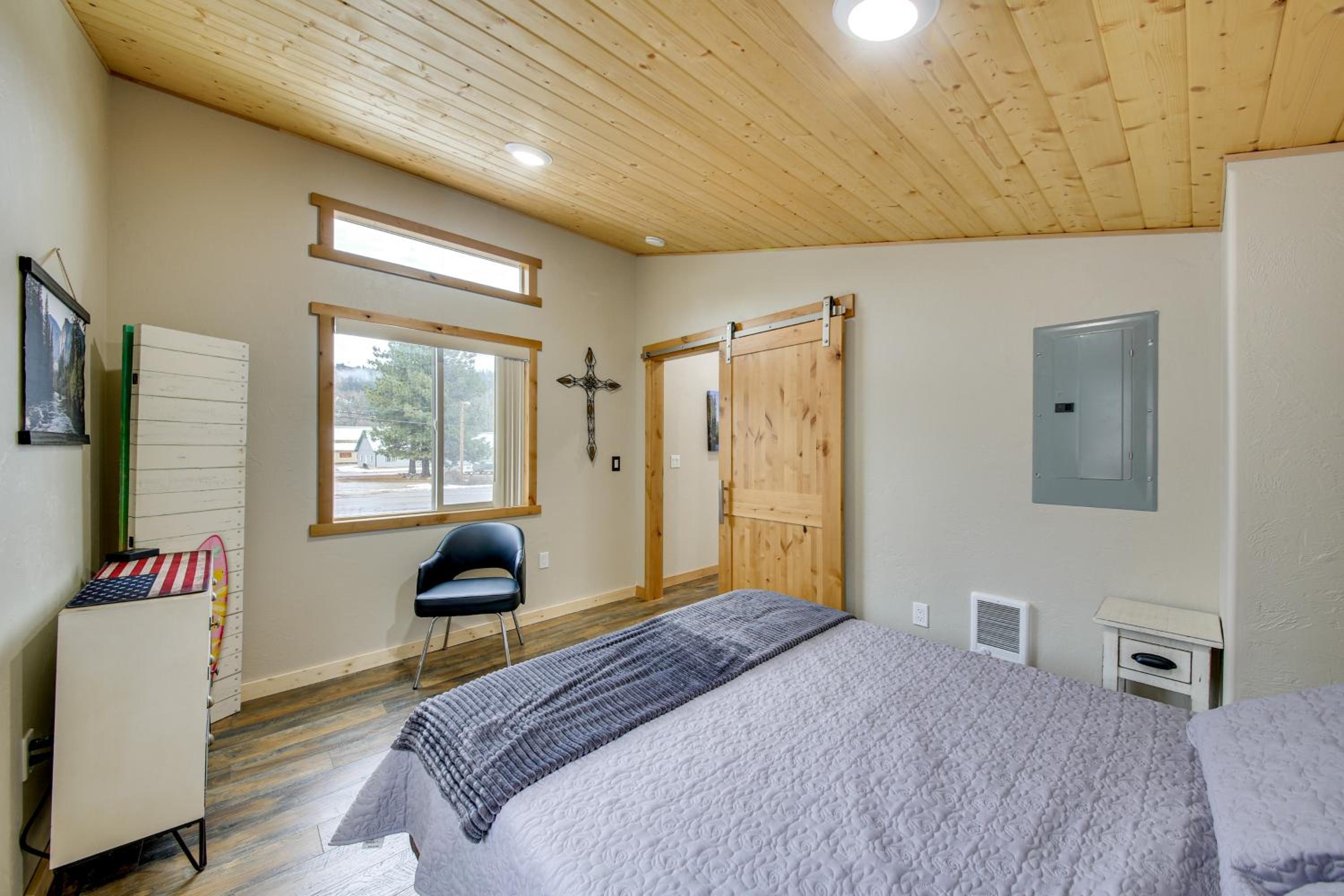 1 Mi to Waterfront Trails, Troy Home with Hot Tub!