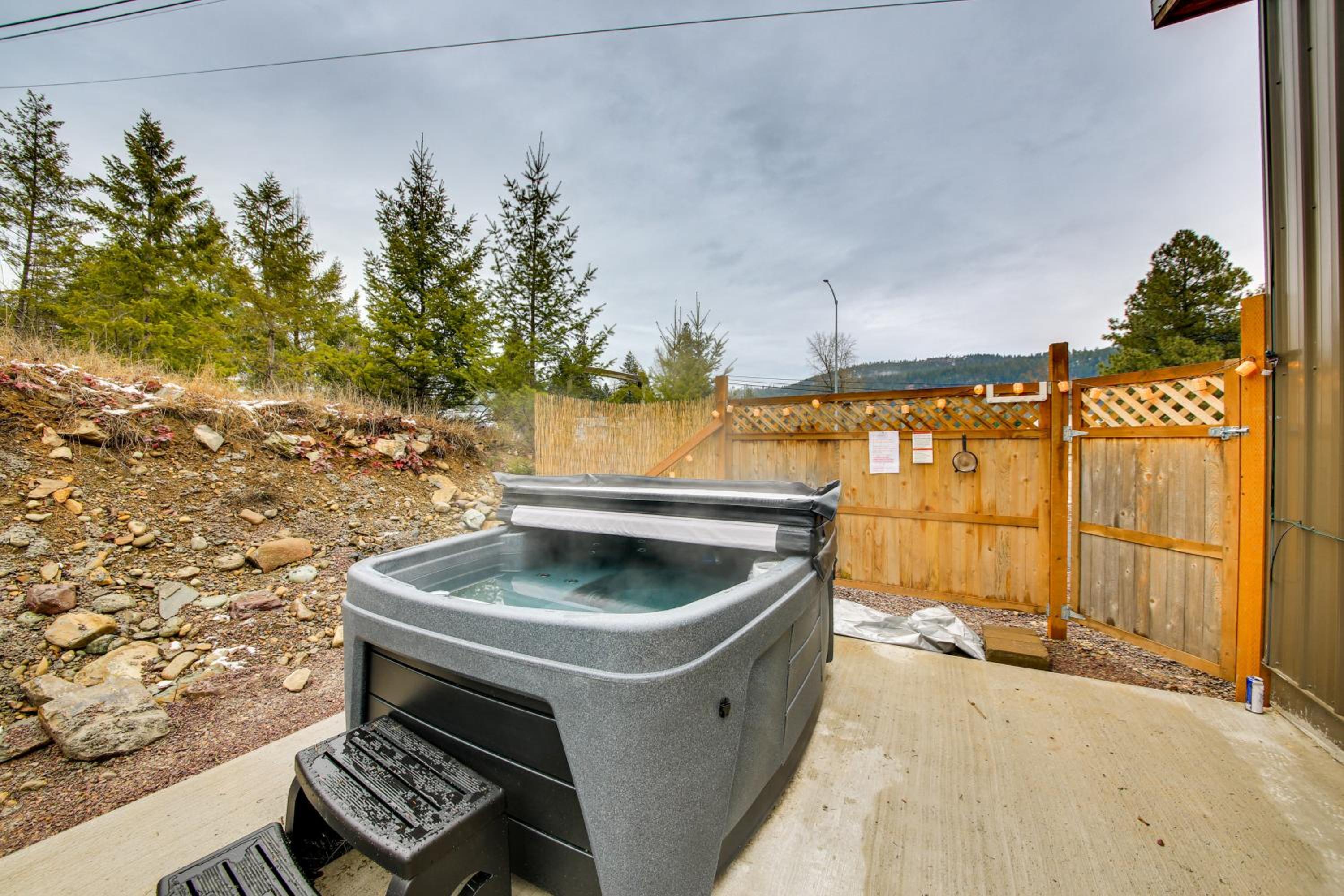 1 Mi to Waterfront Trails, Troy Home with Hot Tub!