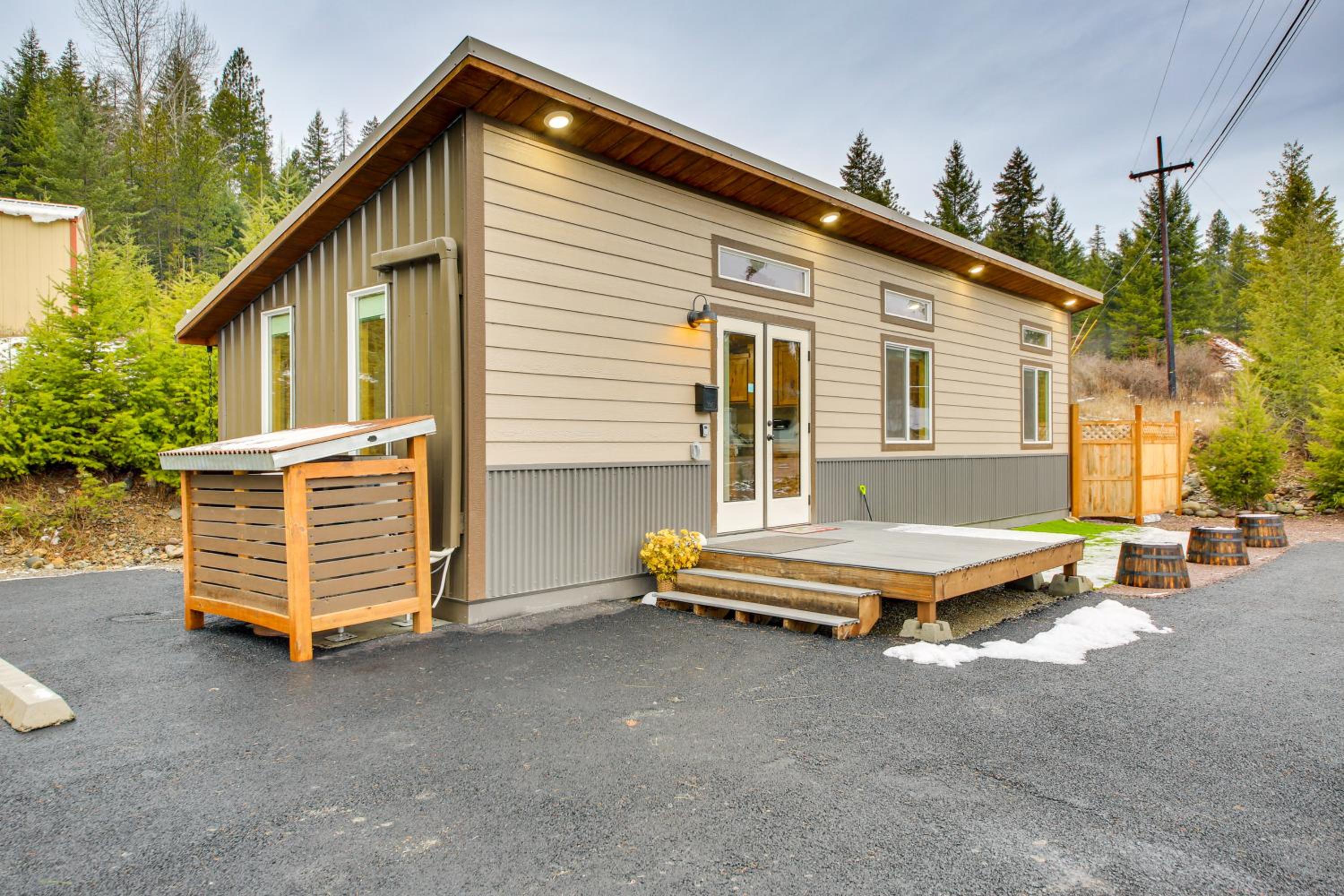 1 Mi to Waterfront Trails, Troy Home with Hot Tub!