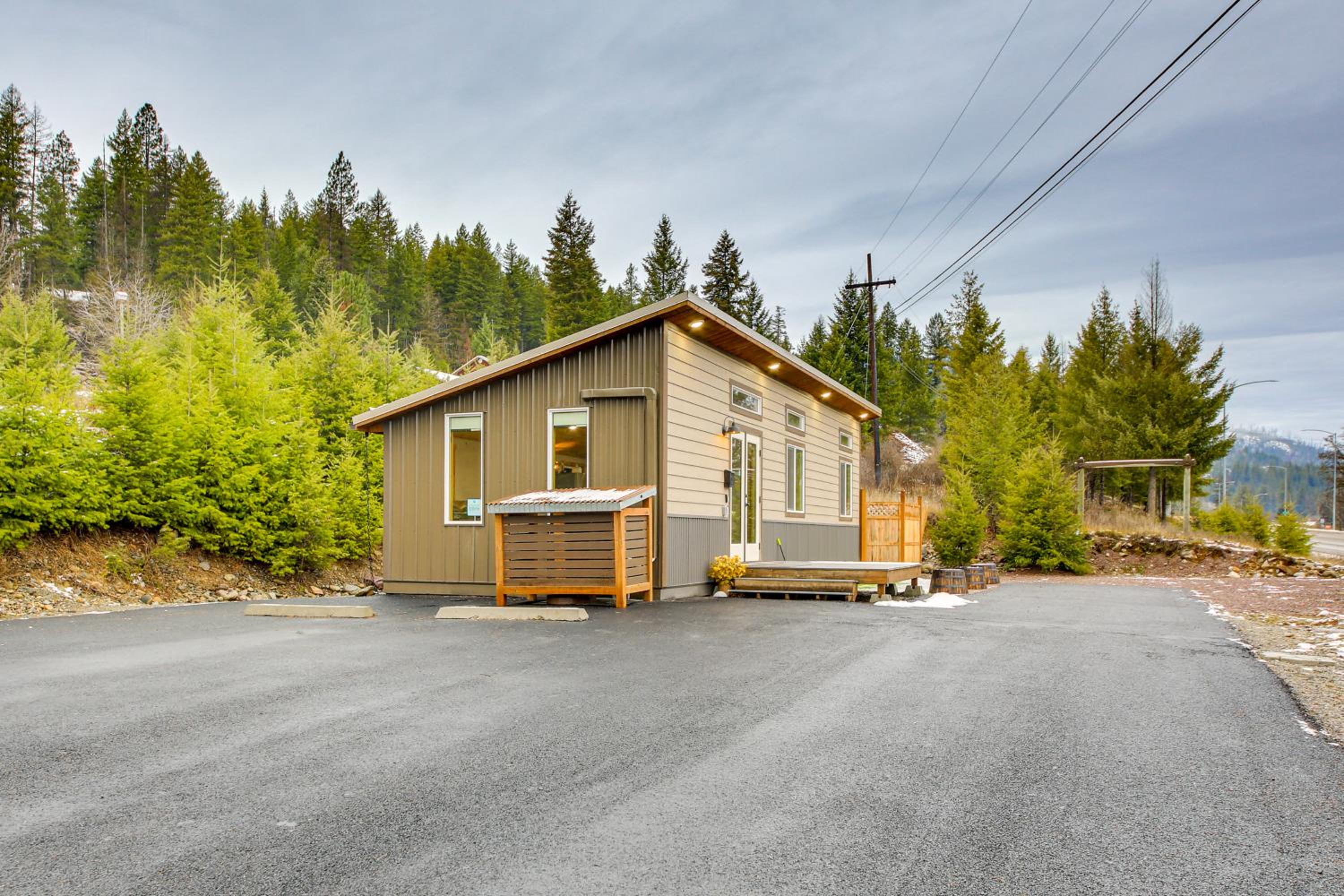 1 Mi to Waterfront Trails, Troy Home with Hot Tub!