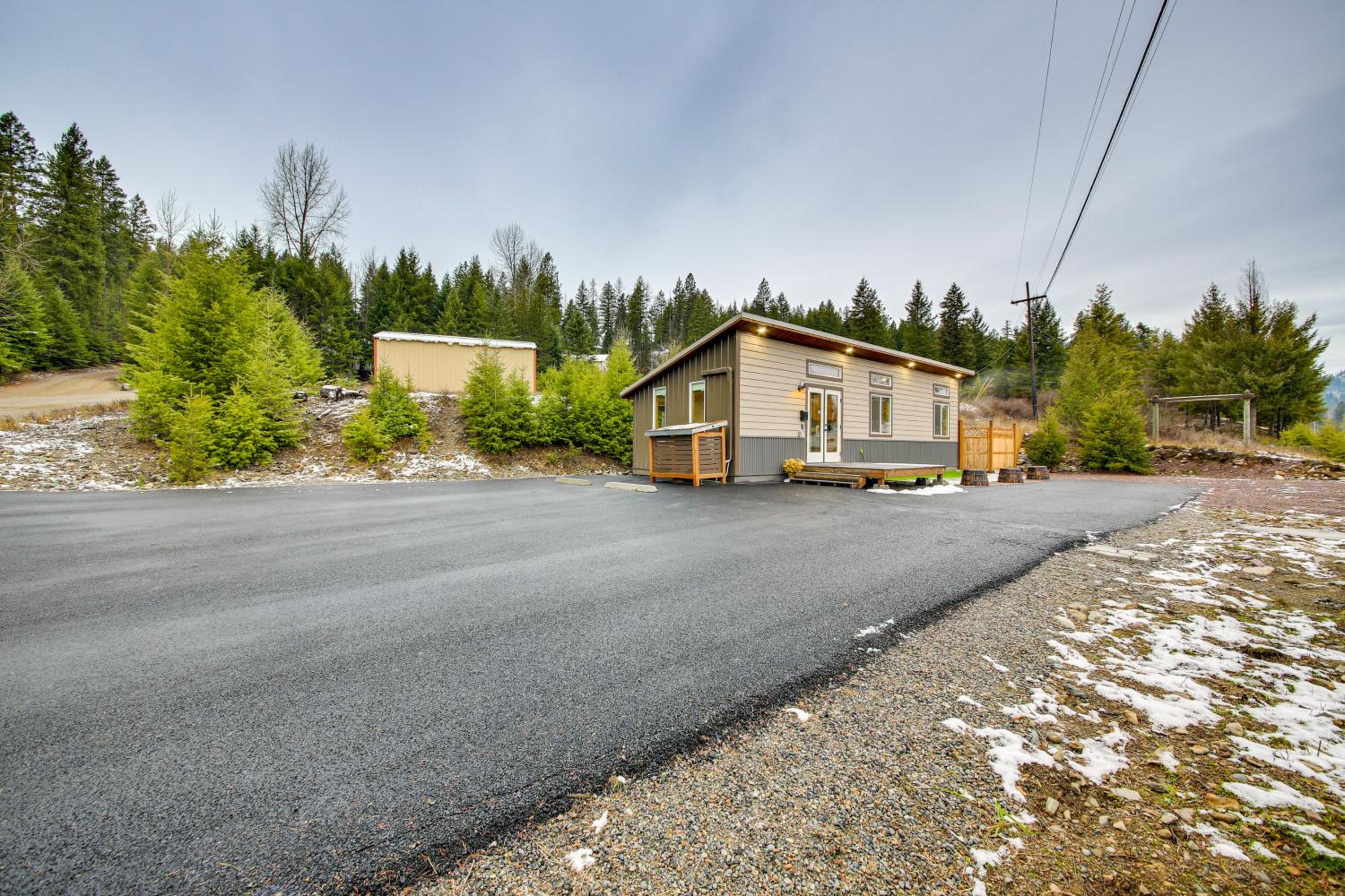 1 Mi to Waterfront Trails, Troy Home with Hot Tub!