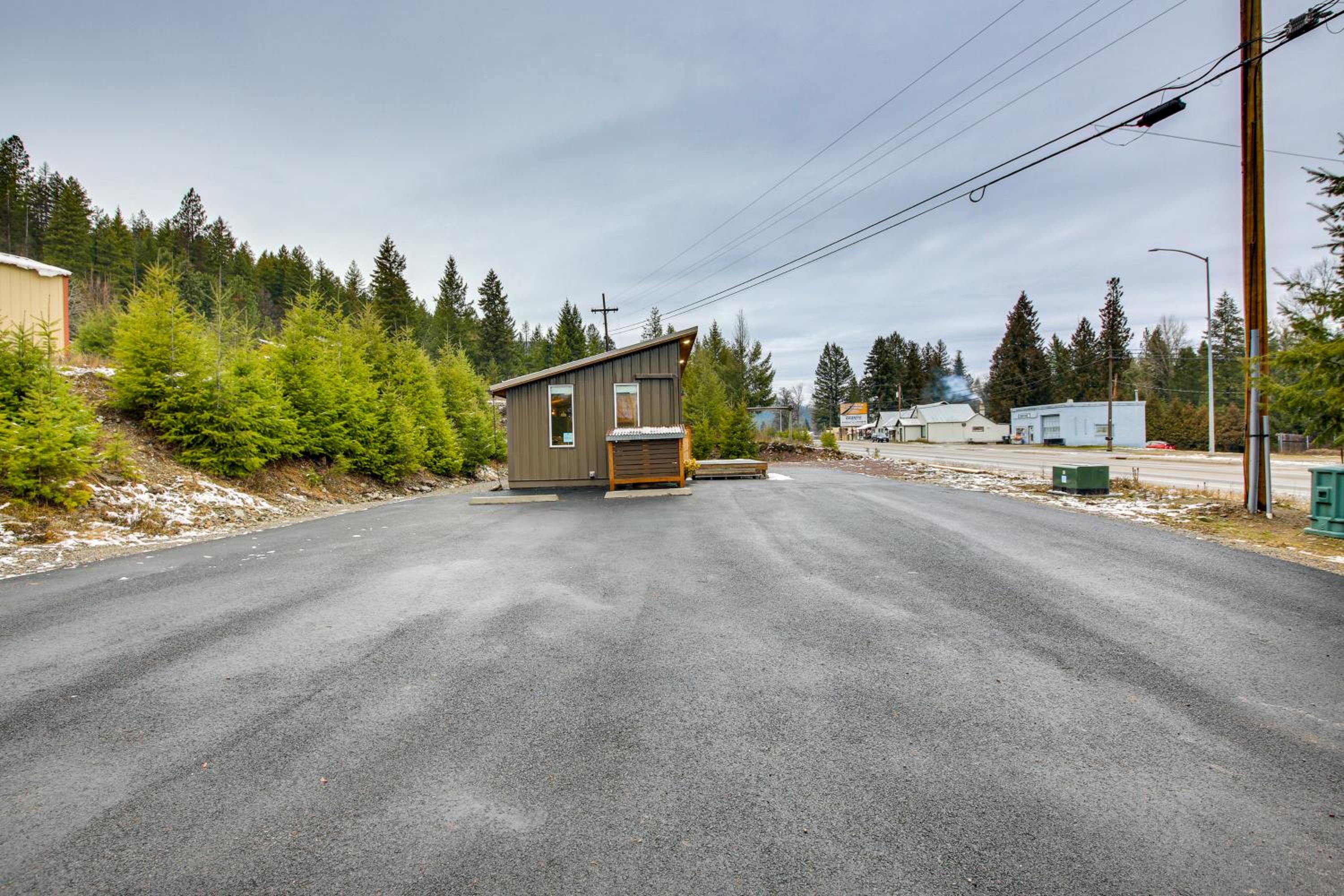 1 Mi to Waterfront Trails, Troy Home with Hot Tub!