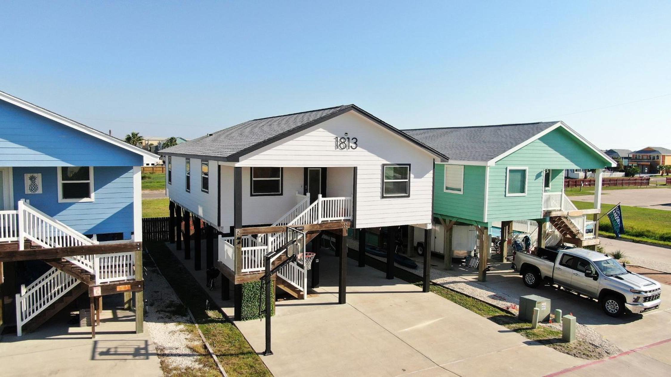 Bright Coastal Escape w Games Swing Chairs Minutes to Port A Beach Captain Kirk by AvantStay