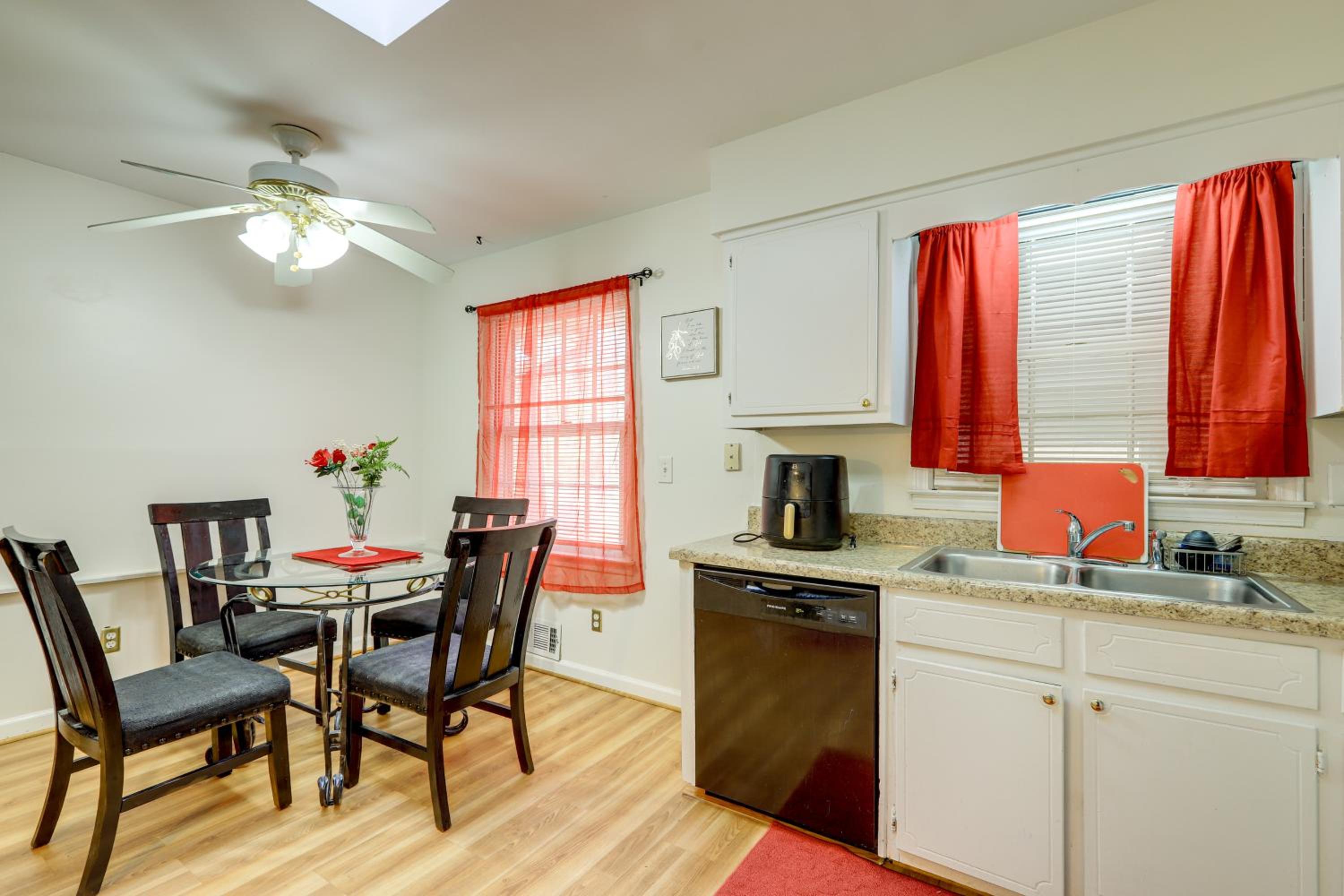 3 Mi to Stone Mountain Park Quiet Family Getaway