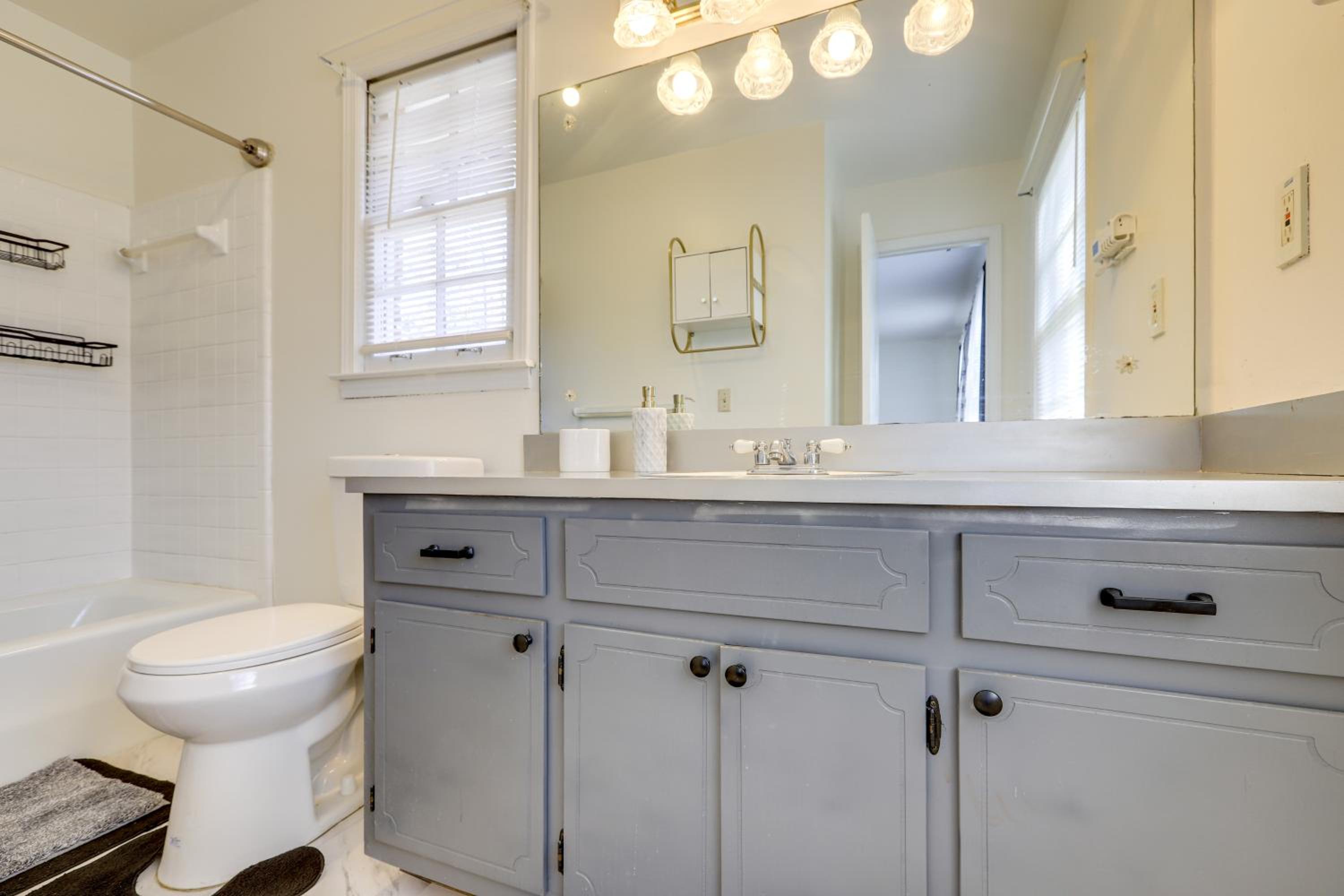 3 Mi to Stone Mountain Park Quiet Family Getaway
