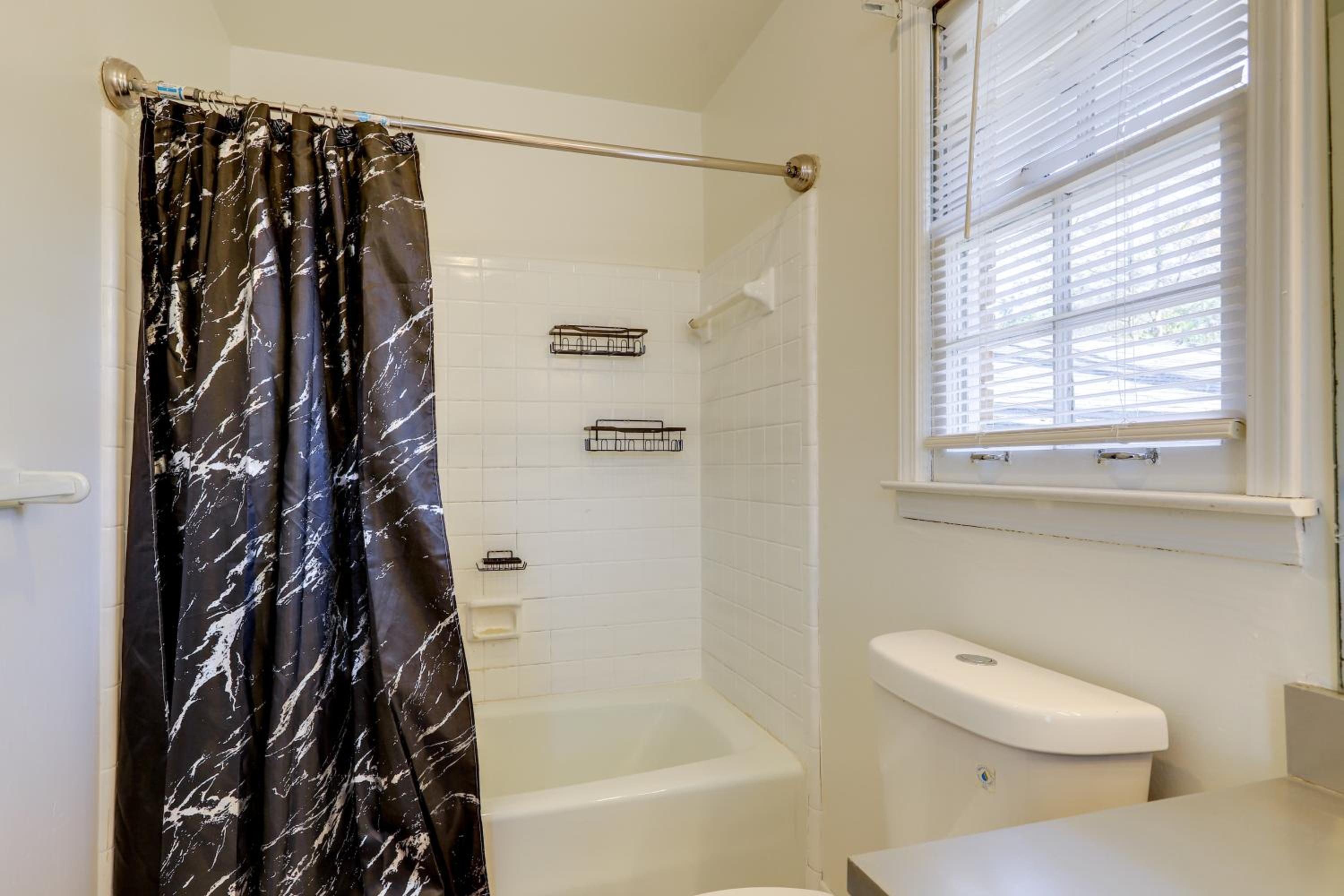 3 Mi to Stone Mountain Park Quiet Family Getaway