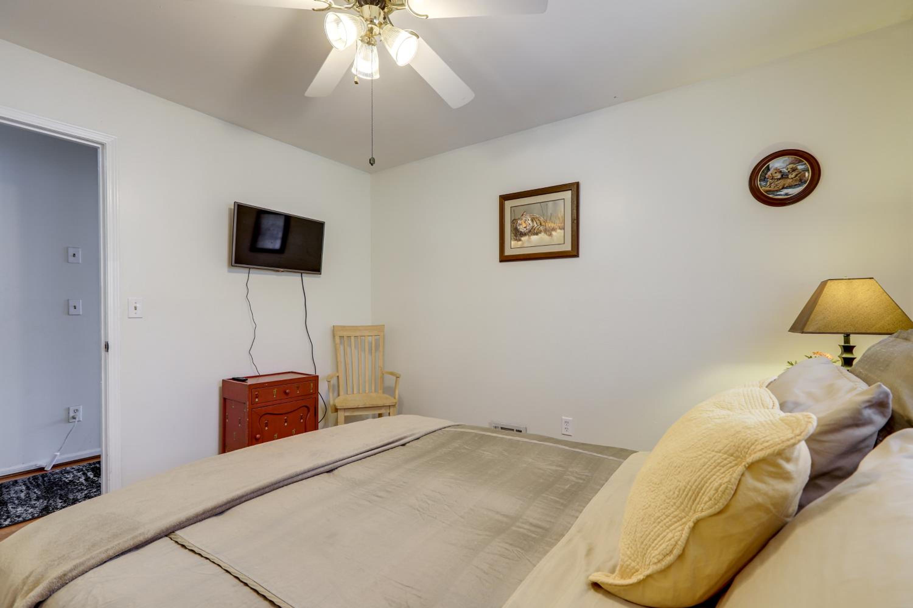 3 Mi to Stone Mountain Park Quiet Family Getaway