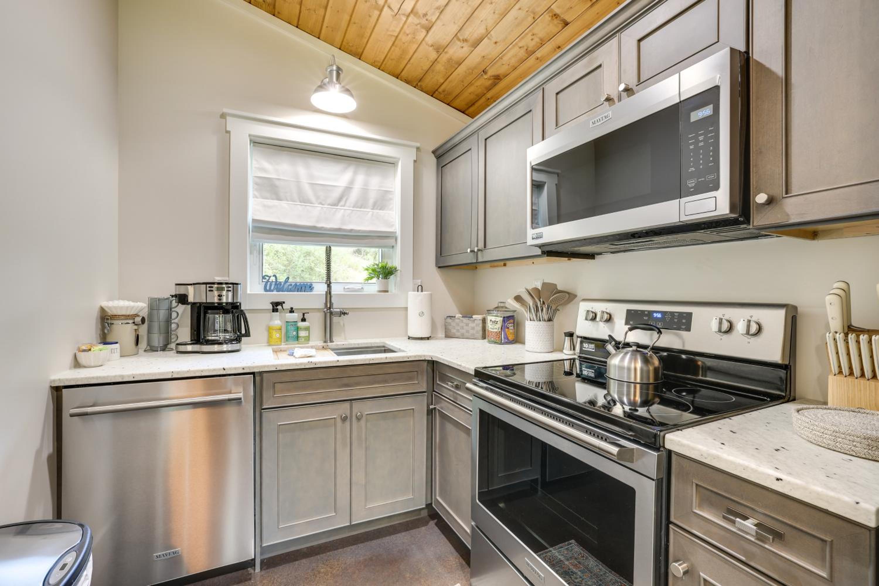 Waterfront Blue Spruce Small Home in Wildwood!