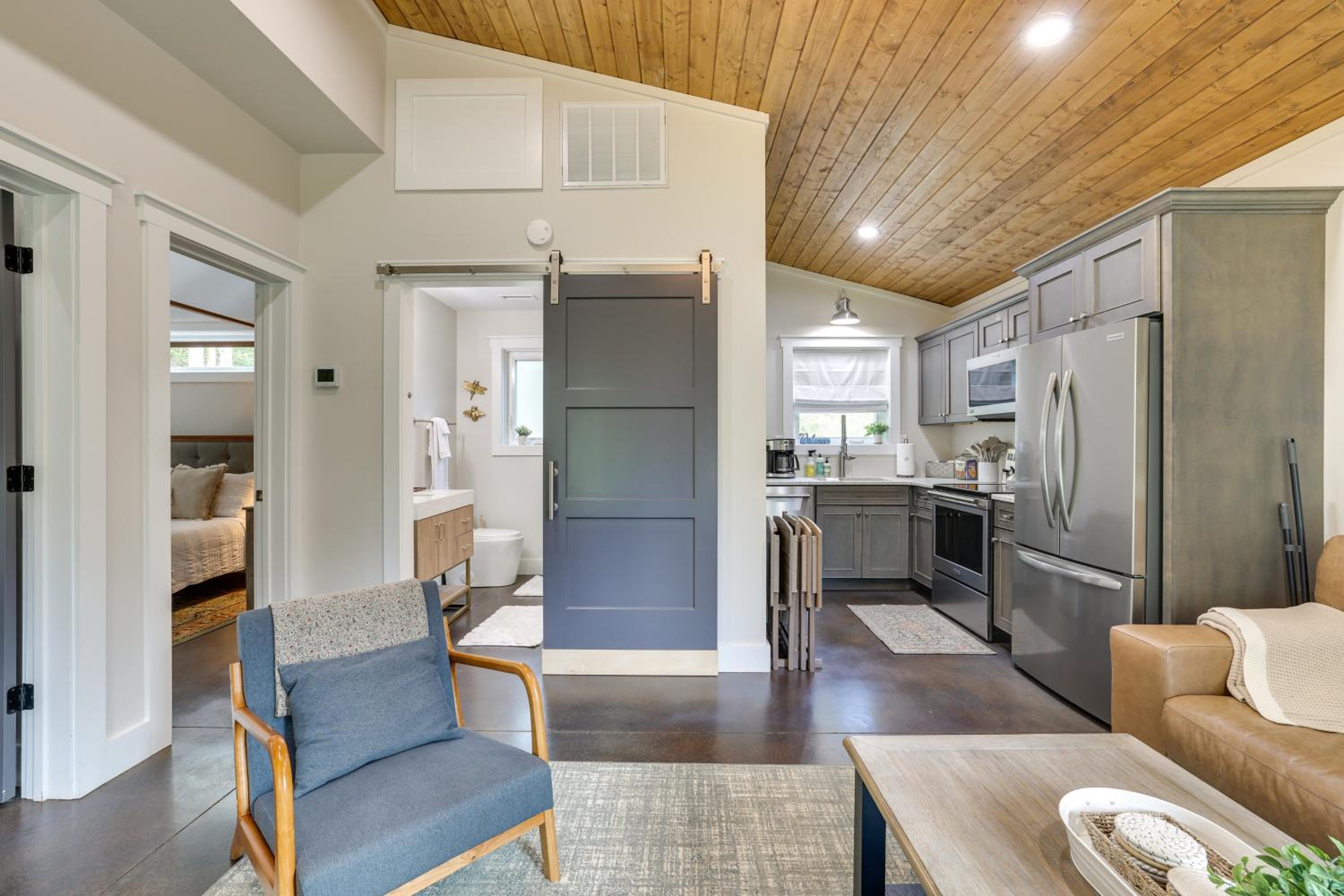 Waterfront Blue Spruce Small Home in Wildwood!