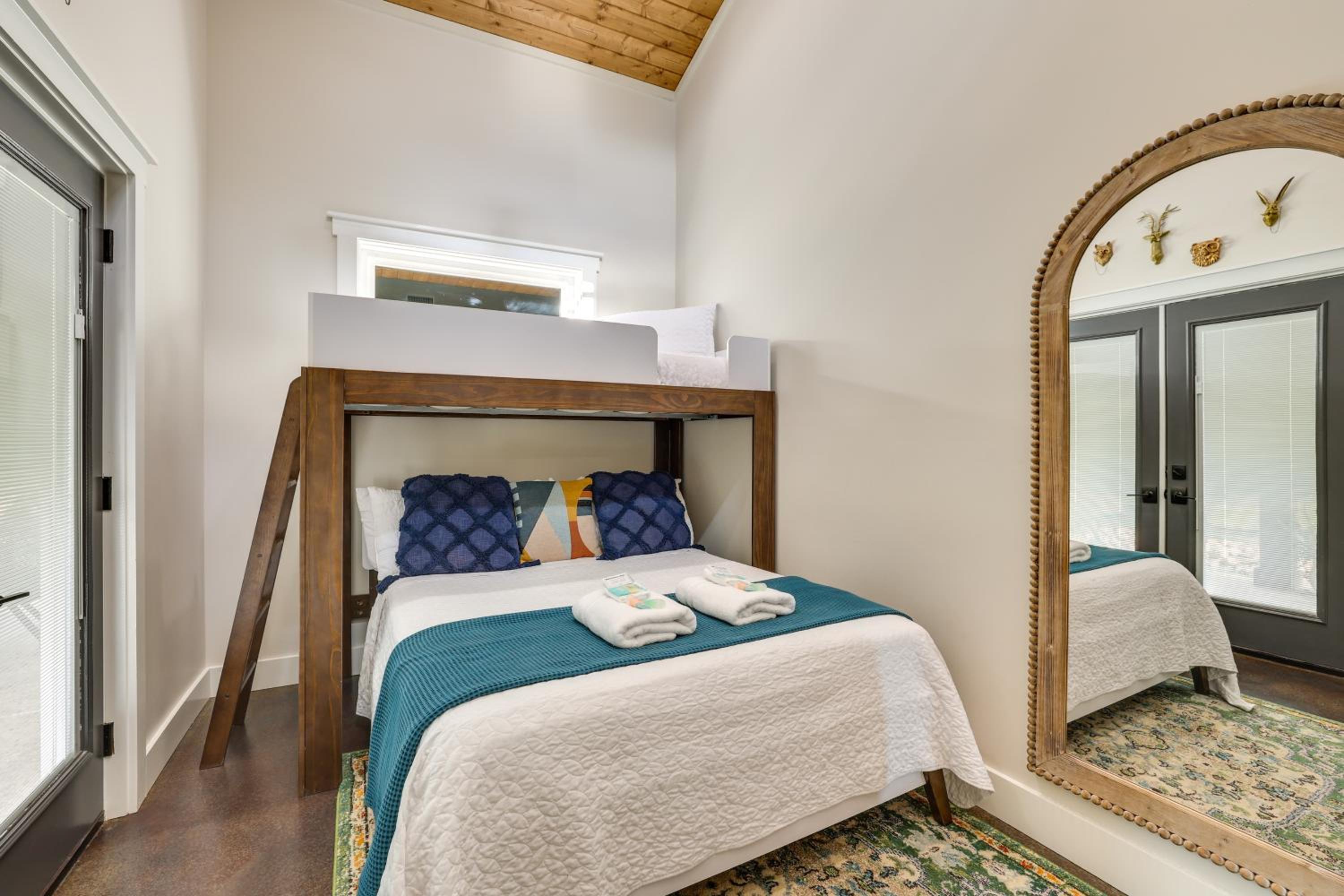 Waterfront Blue Spruce Small Home in Wildwood!