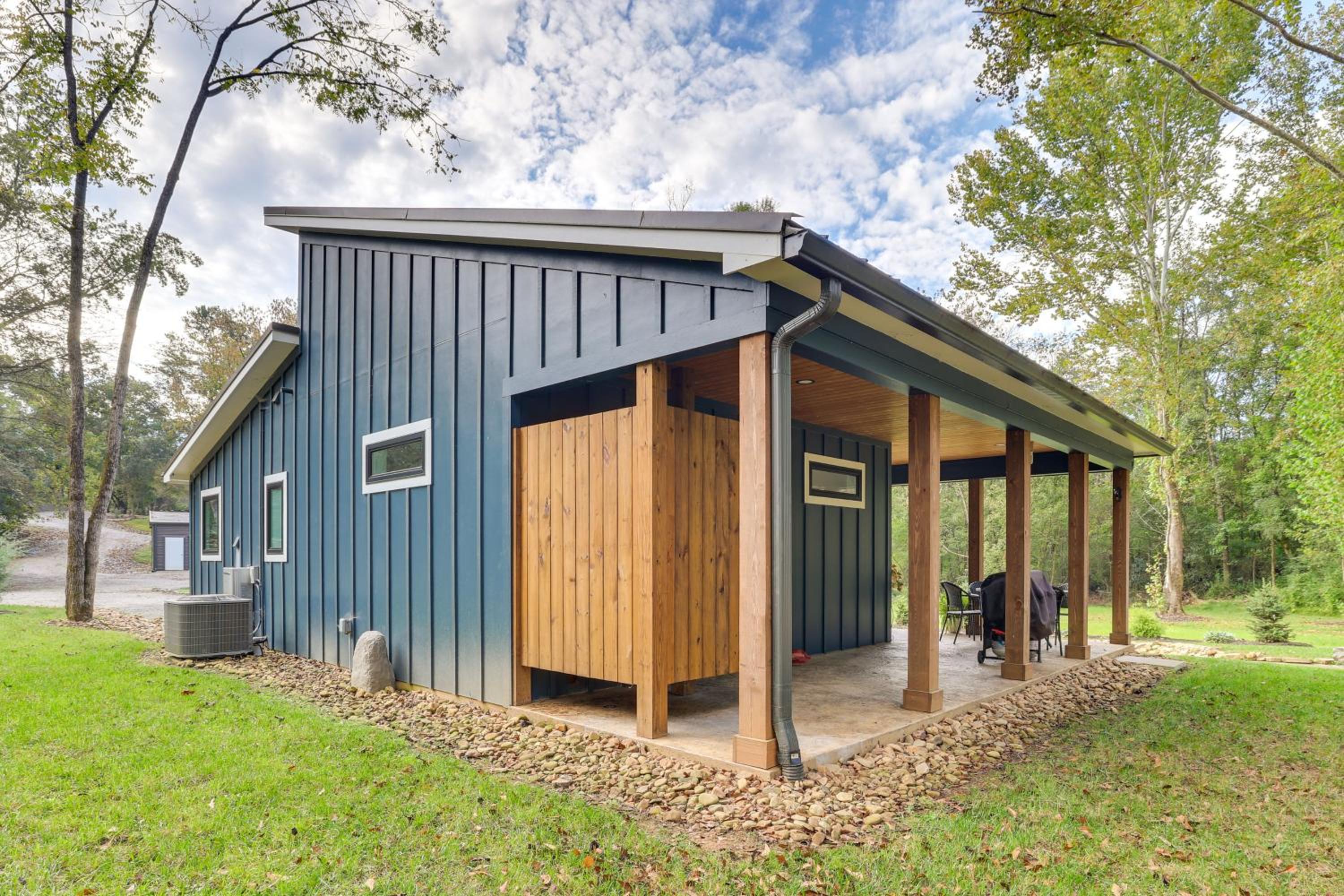 Waterfront Blue Spruce Small Home in Wildwood!