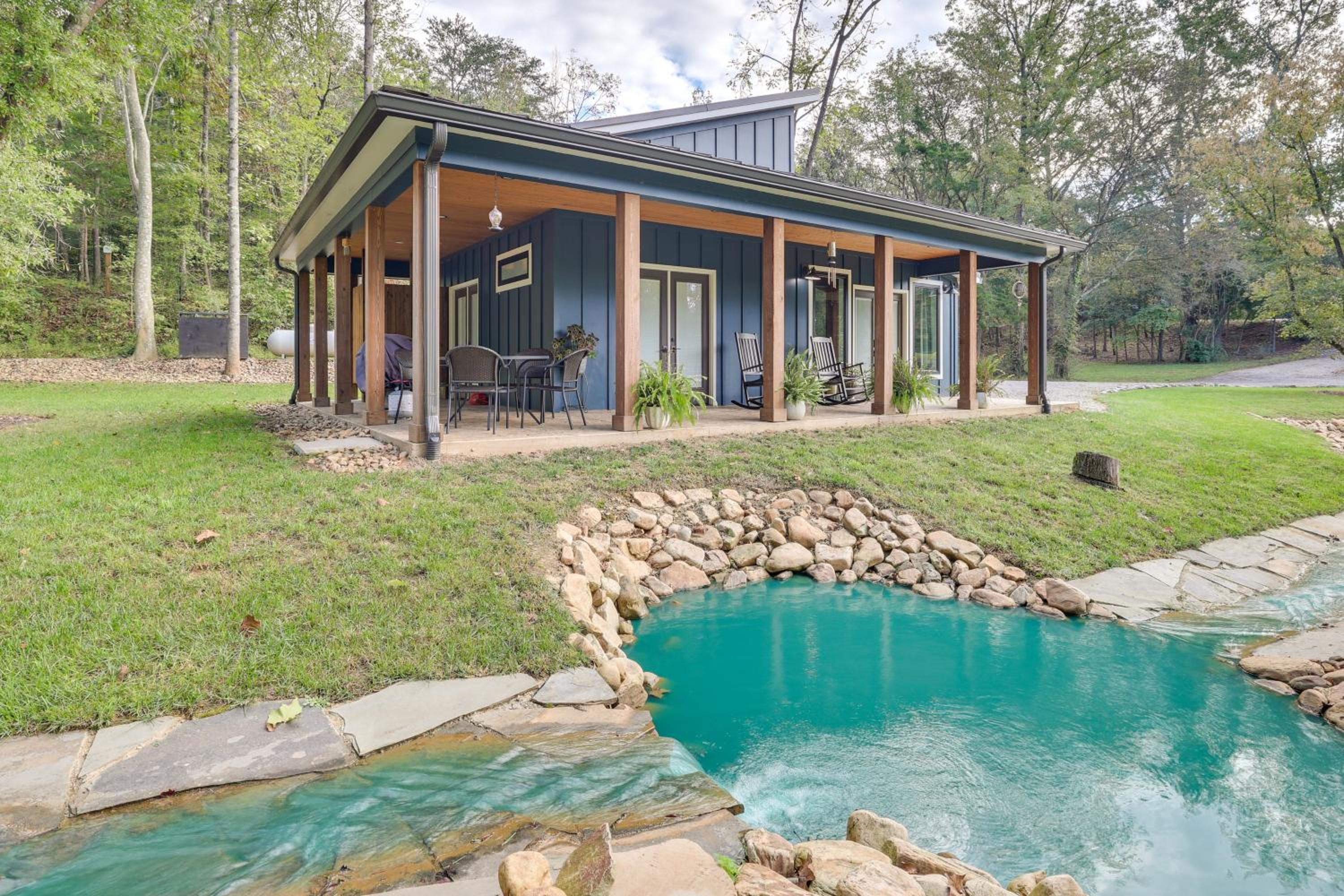 Waterfront Blue Spruce Small Home in Wildwood!