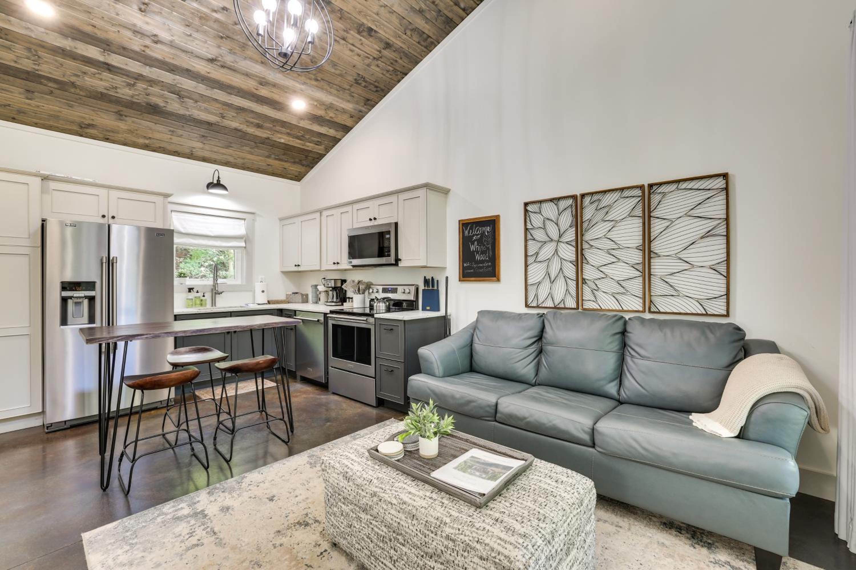 Whitewood with Hot Tub Peaceful Wildwood Retreat