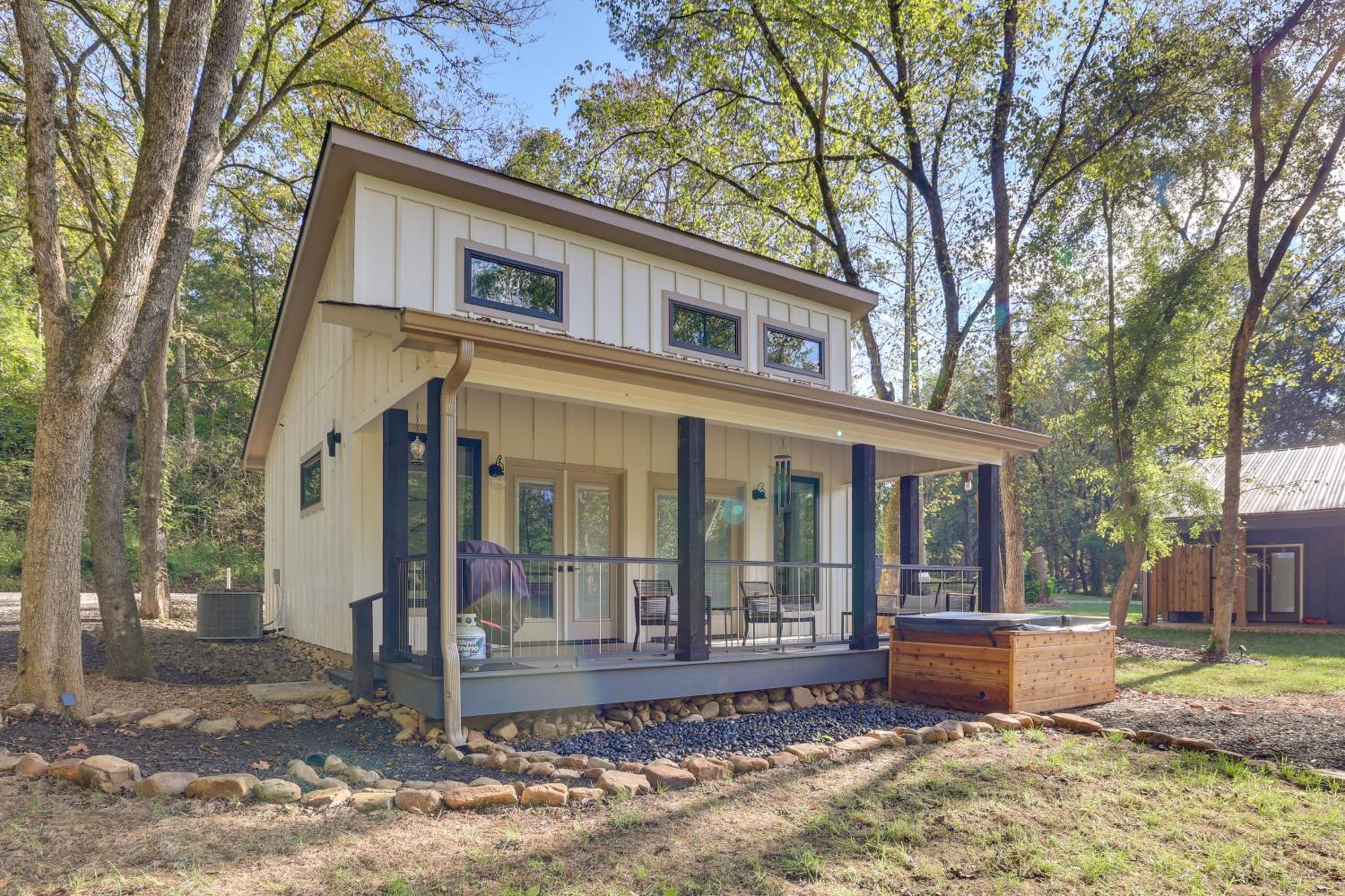 Whitewood with Hot Tub Peaceful Wildwood Retreat