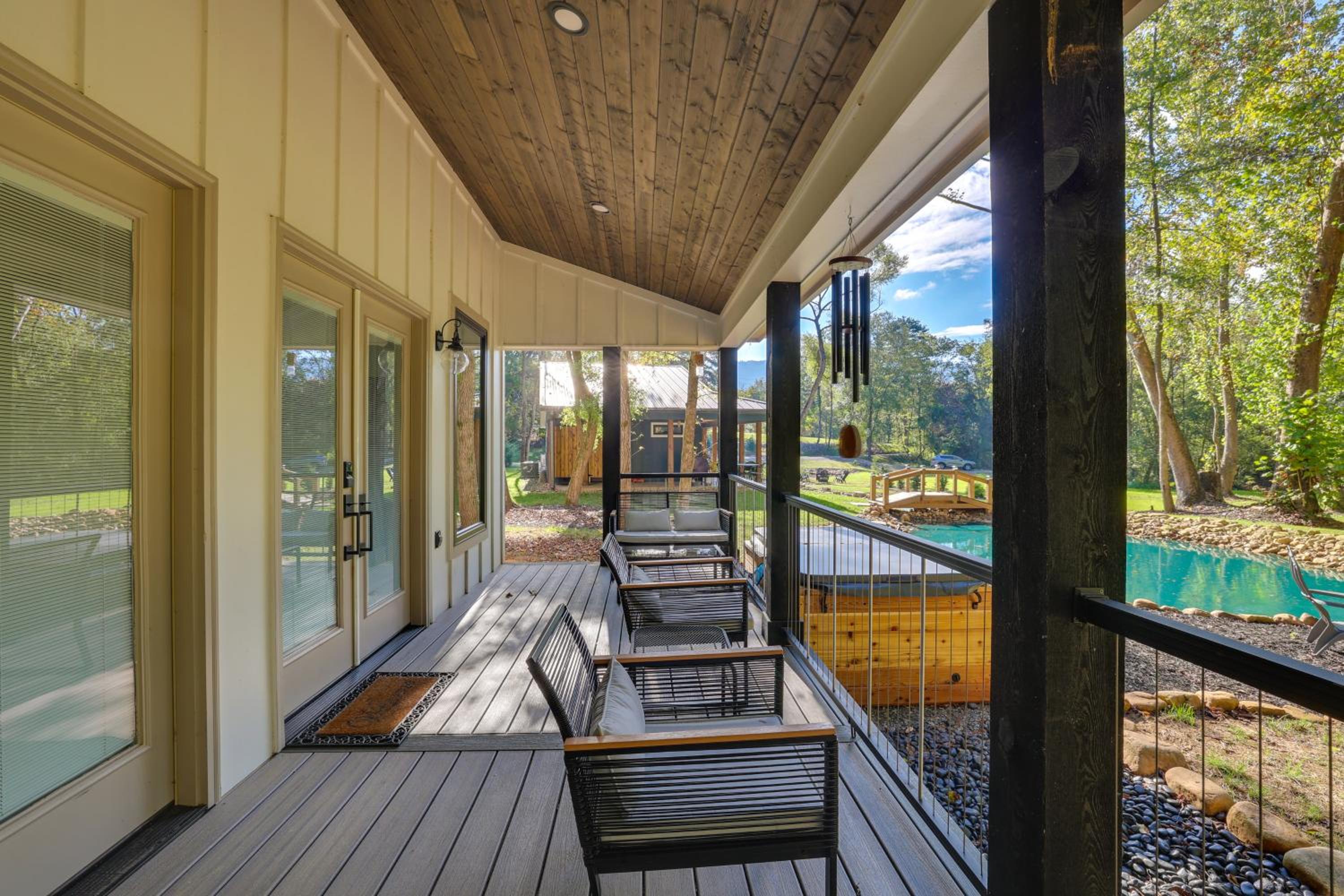 Whitewood with Hot Tub Peaceful Wildwood Retreat