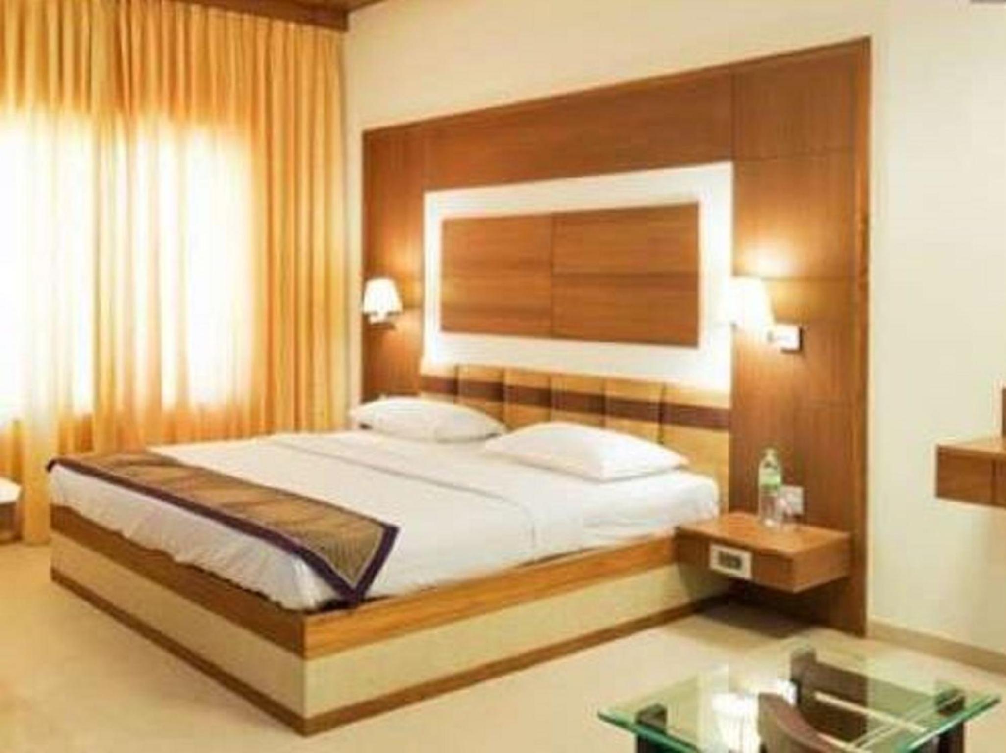 Ponnis Grand Inn