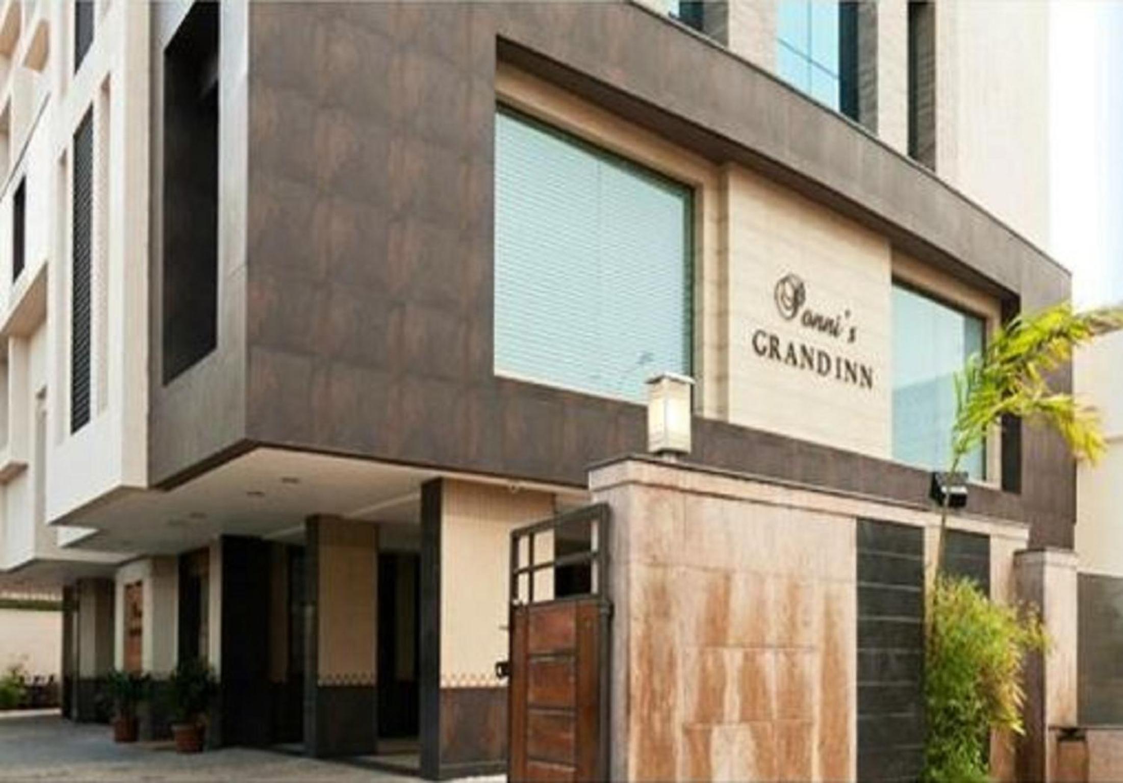Ponnis Grand Inn