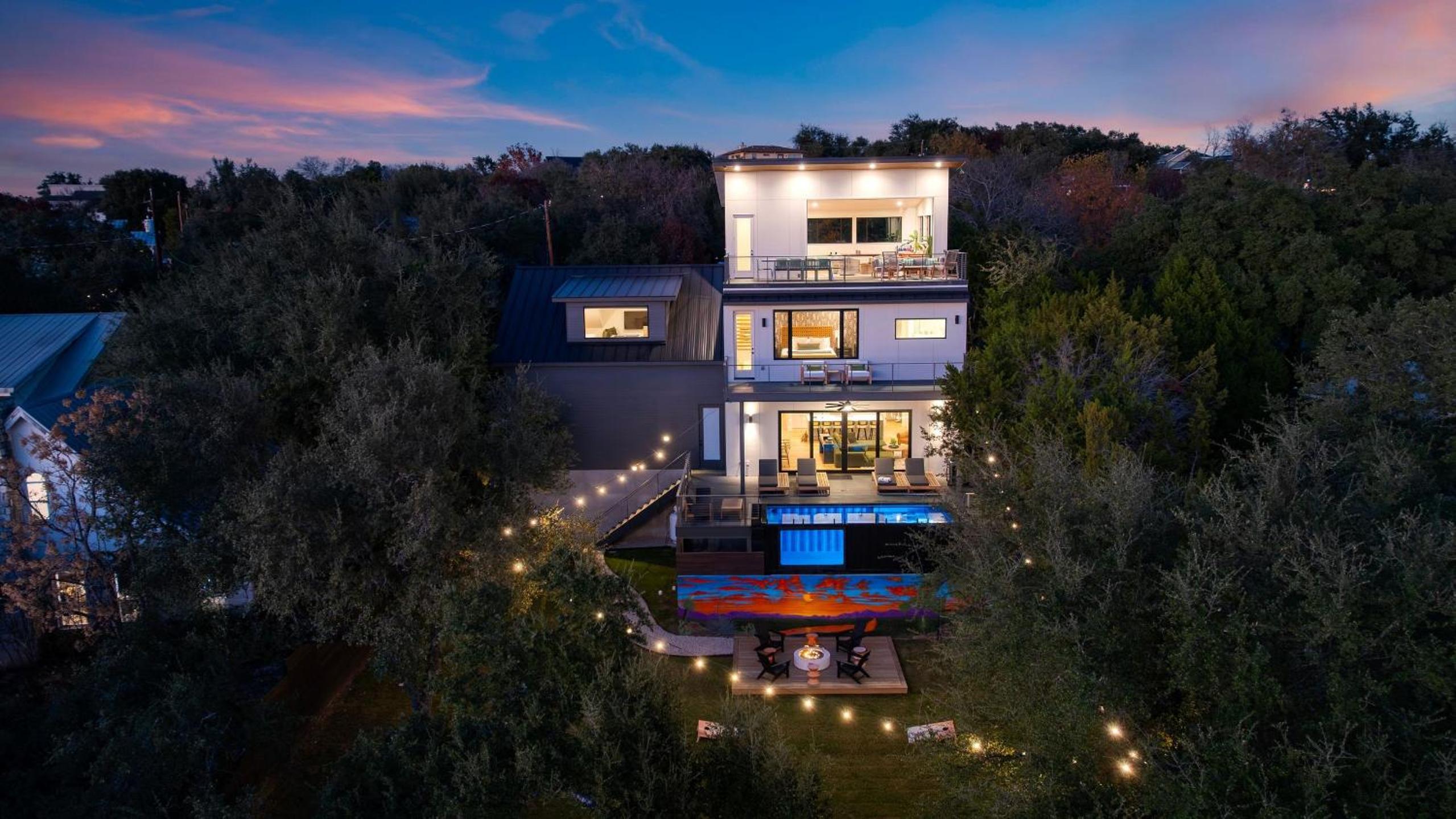 Sundown Social by AvantStay Lake Austin Views • Pool Firepit Deck Game Room • A Designer Style