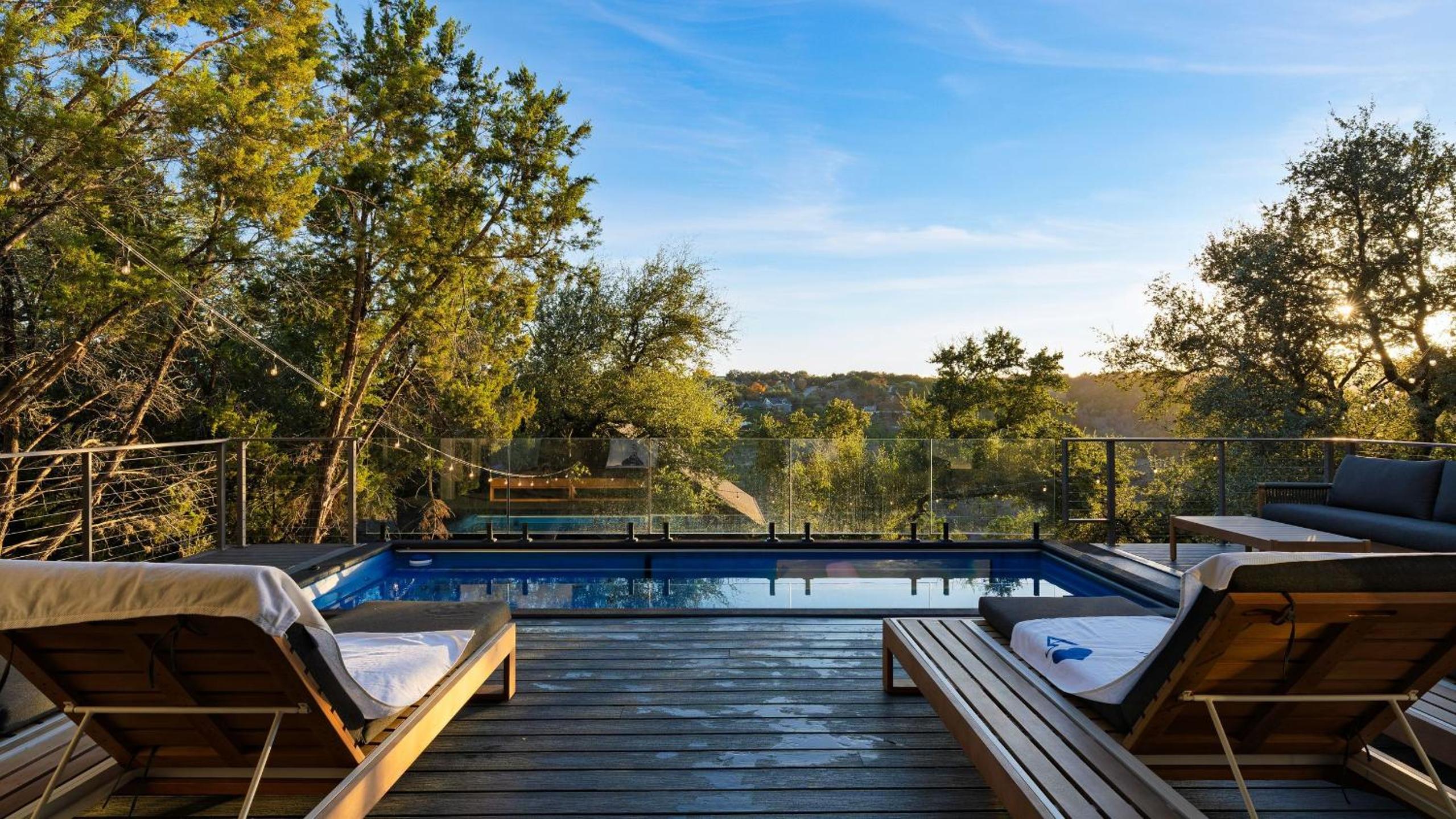Sundown Social by AvantStay Lake Austin Views • Pool Firepit Deck Game Room • A Designer Style