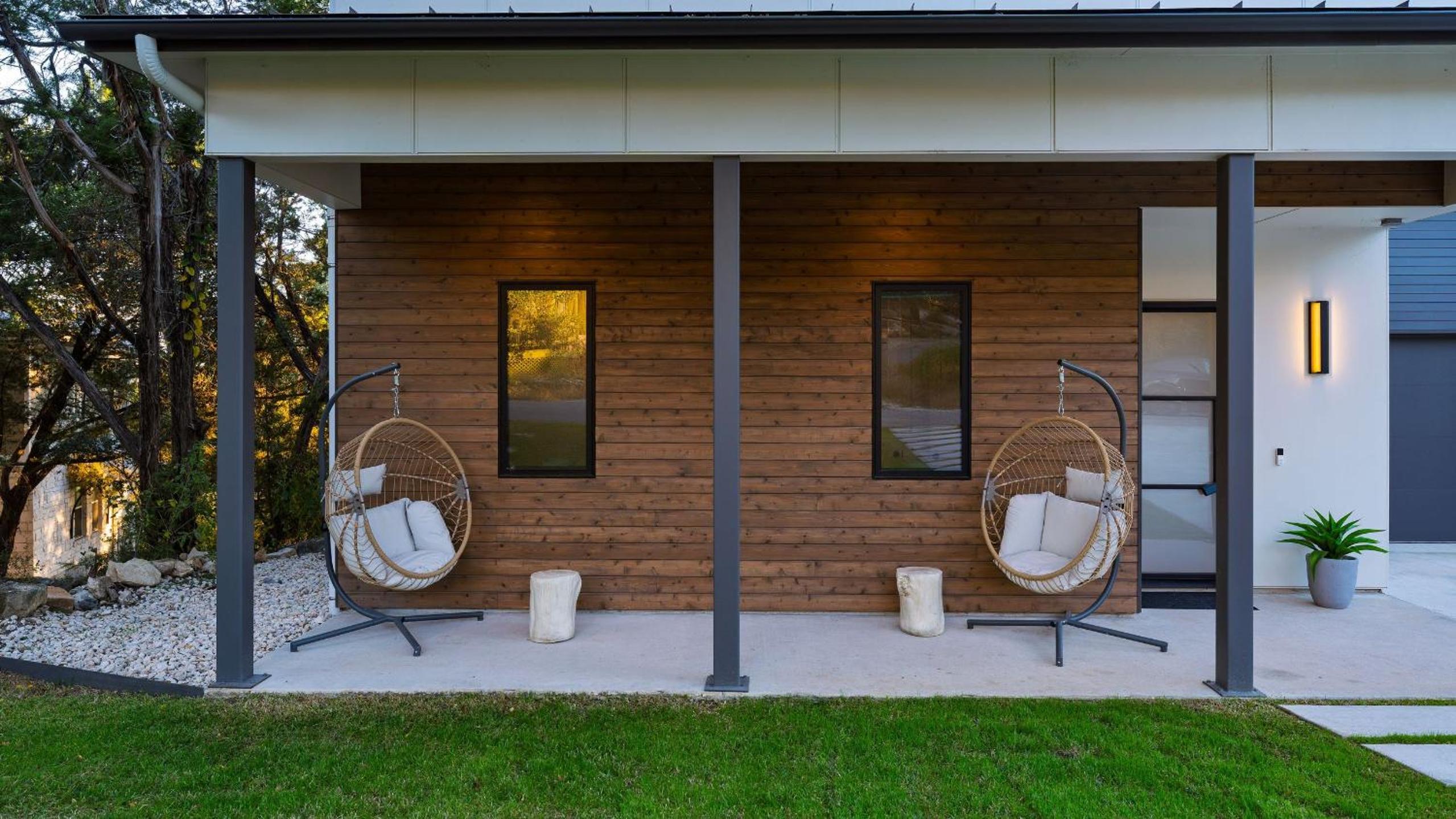 Sundown Social by AvantStay Lake Austin Views • Pool Firepit Deck Game Room • A Designer Style