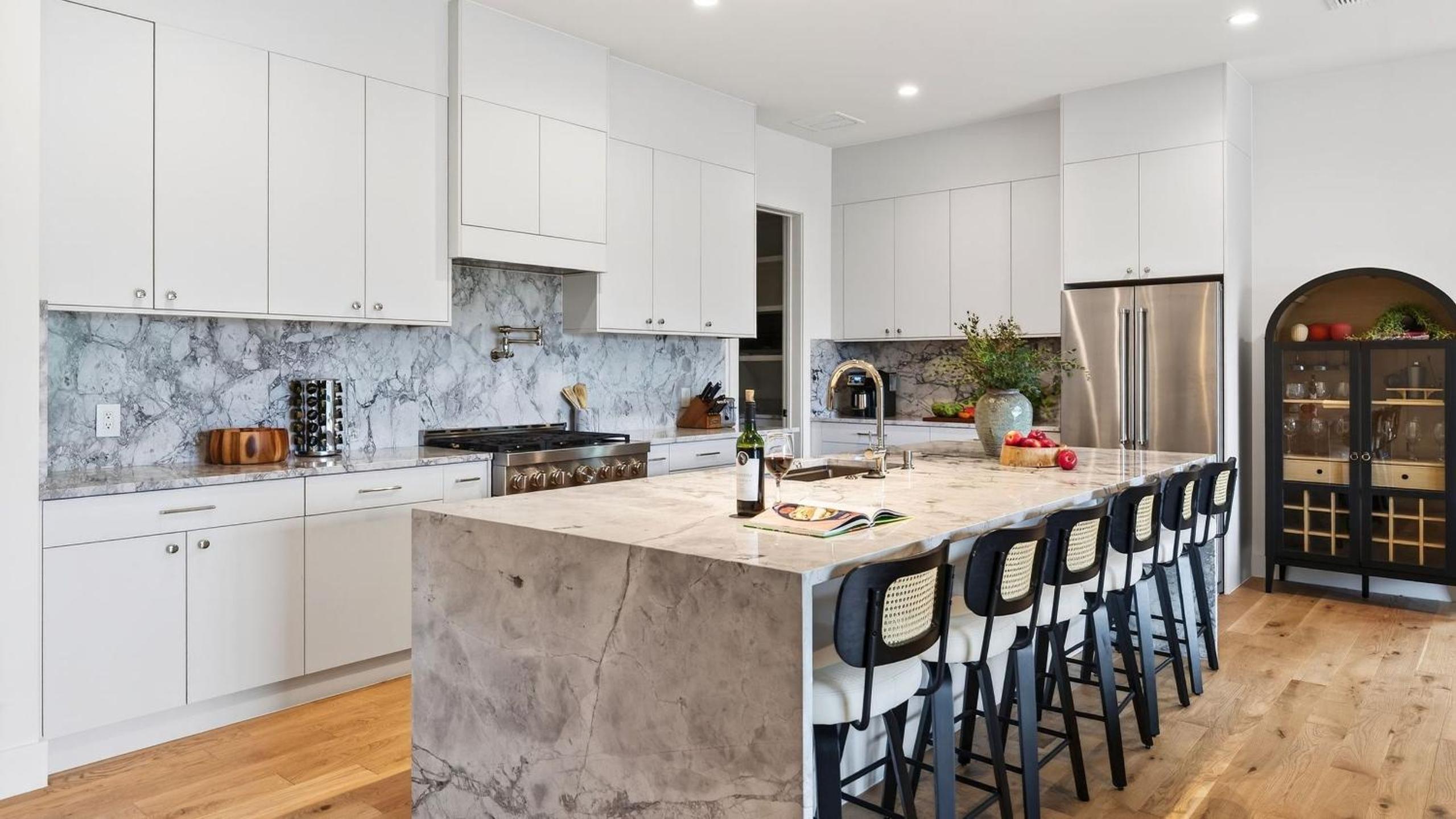 Sundown Social by AvantStay Lake Austin Views • Pool Firepit Deck Game Room • A Designer Style