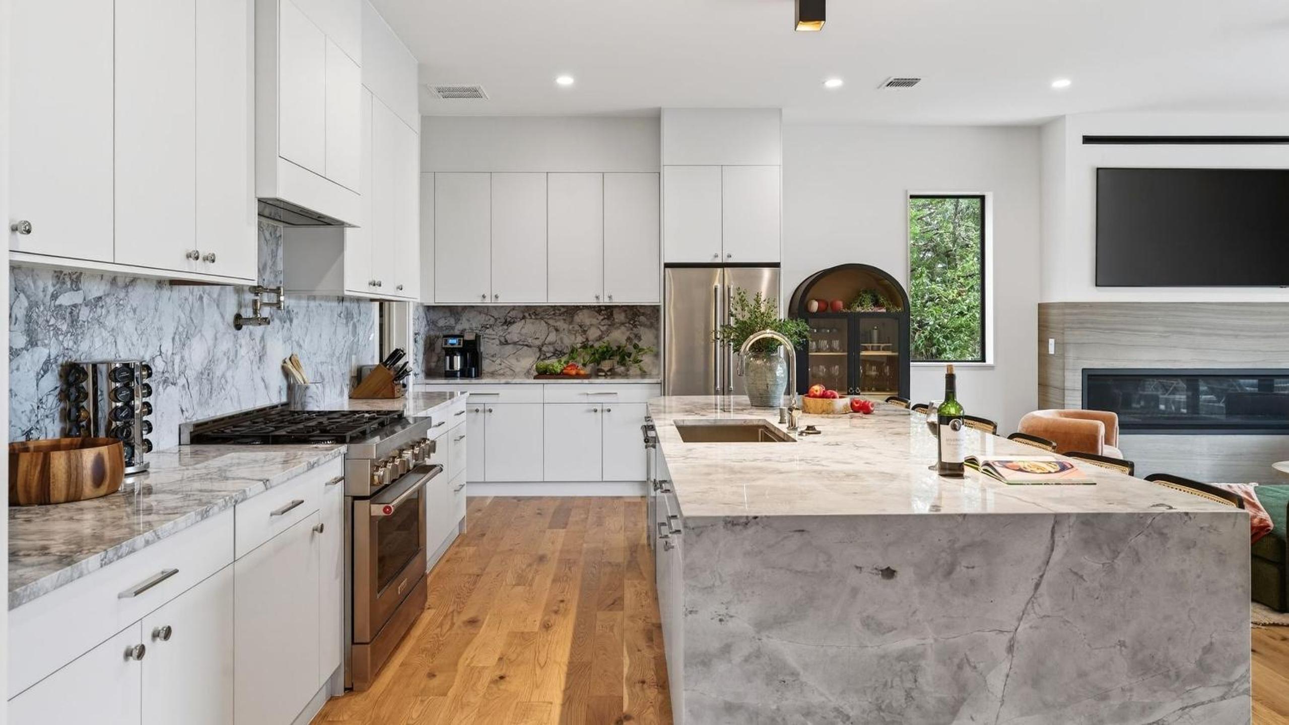 Sundown Social by AvantStay Lake Austin Views • Pool Firepit Deck Game Room • A Designer Style