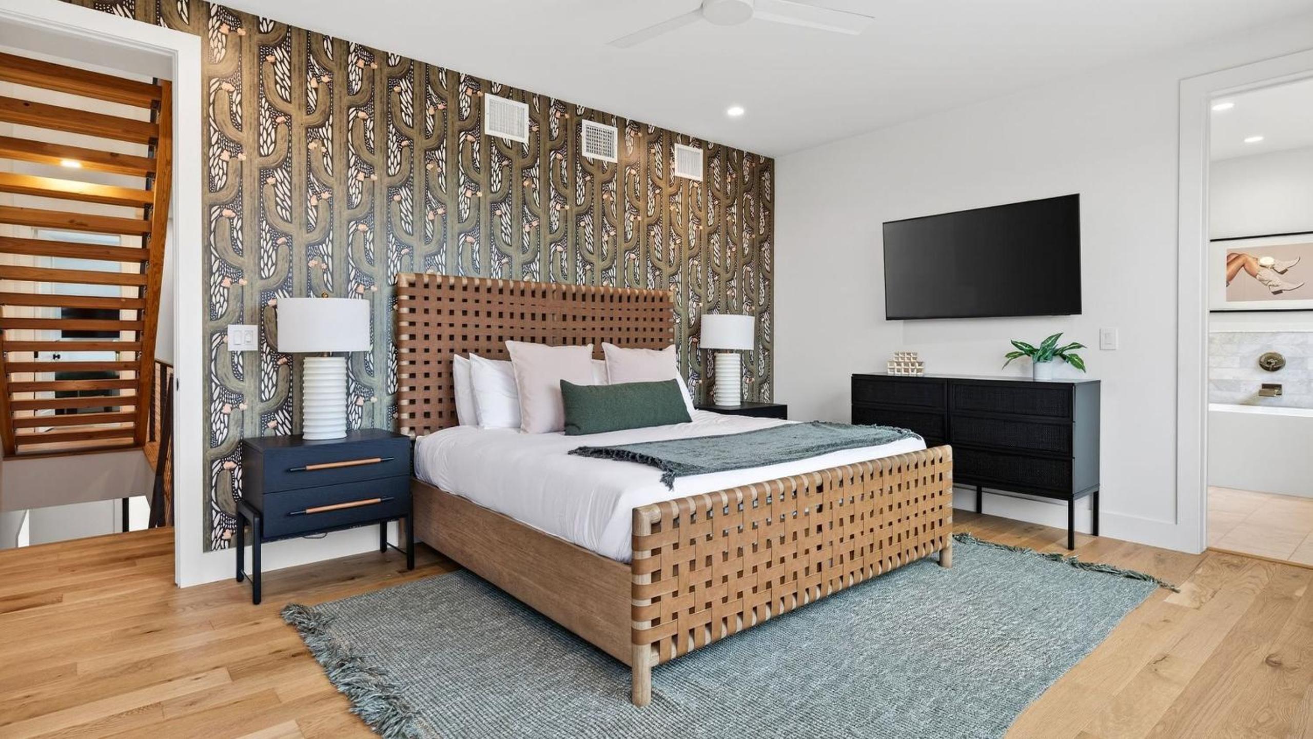 Sundown Social by AvantStay Lake Austin Views • Pool Firepit Deck Game Room • A Designer Style