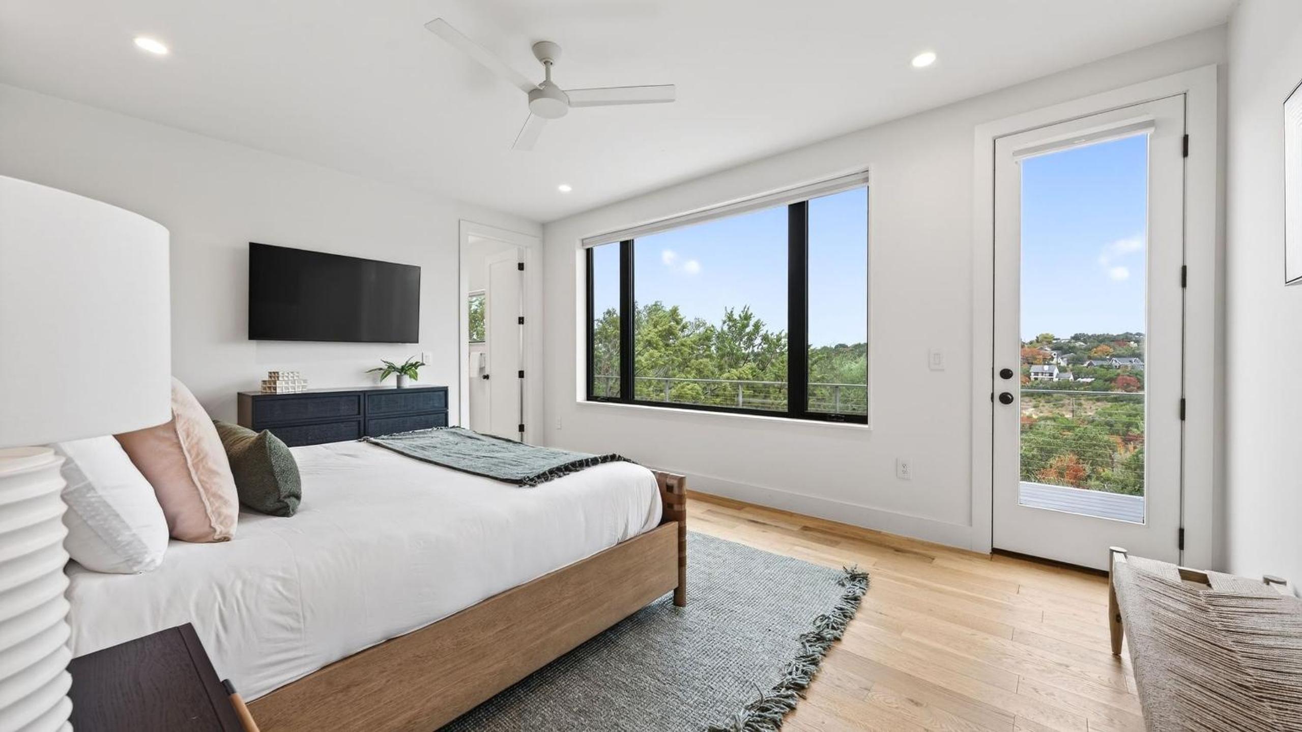 Sundown Social by AvantStay Lake Austin Views • Pool Firepit Deck Game Room • A Designer Style