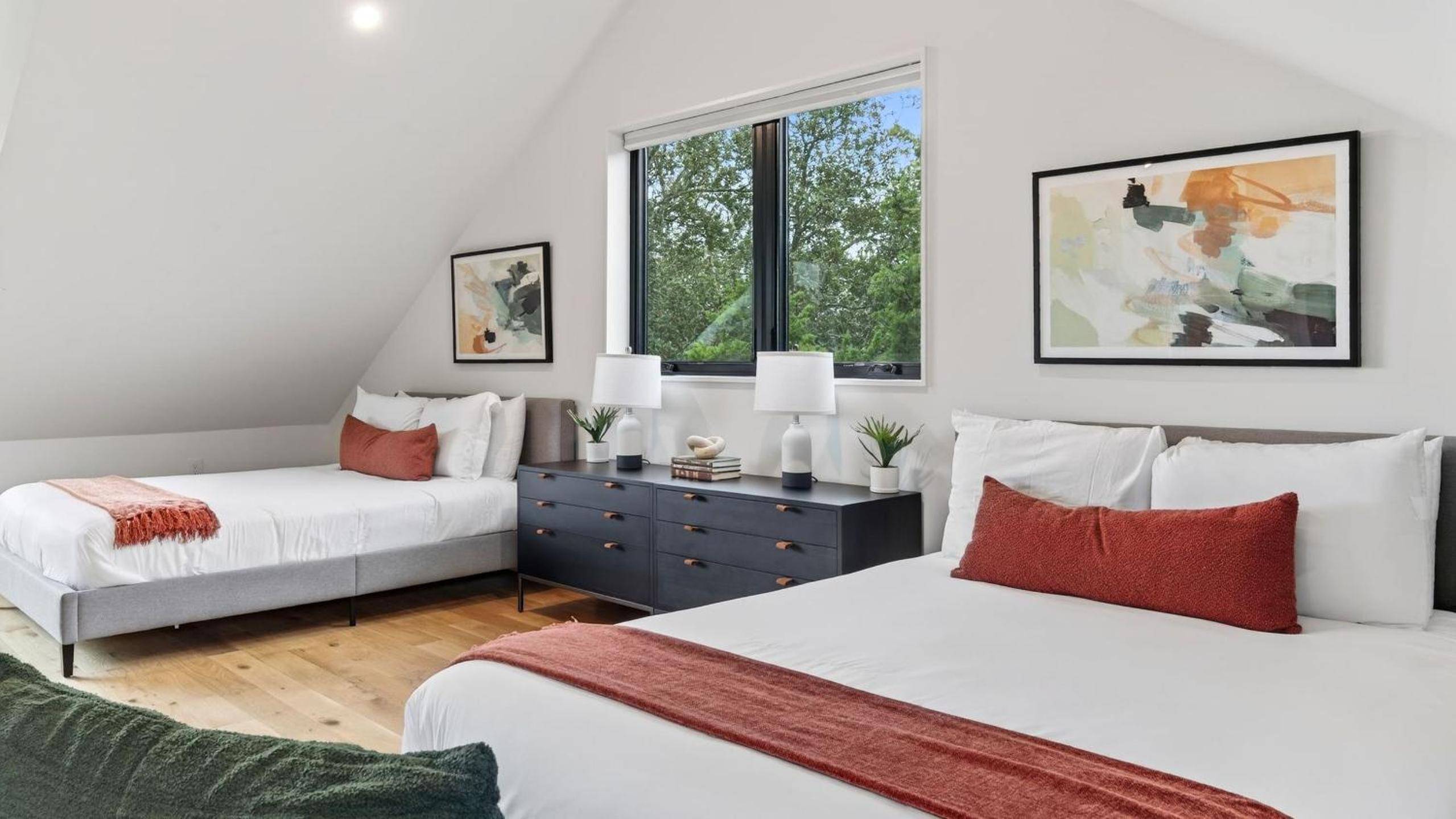 Sundown Social by AvantStay Lake Austin Views • Pool Firepit Deck Game Room • A Designer Style