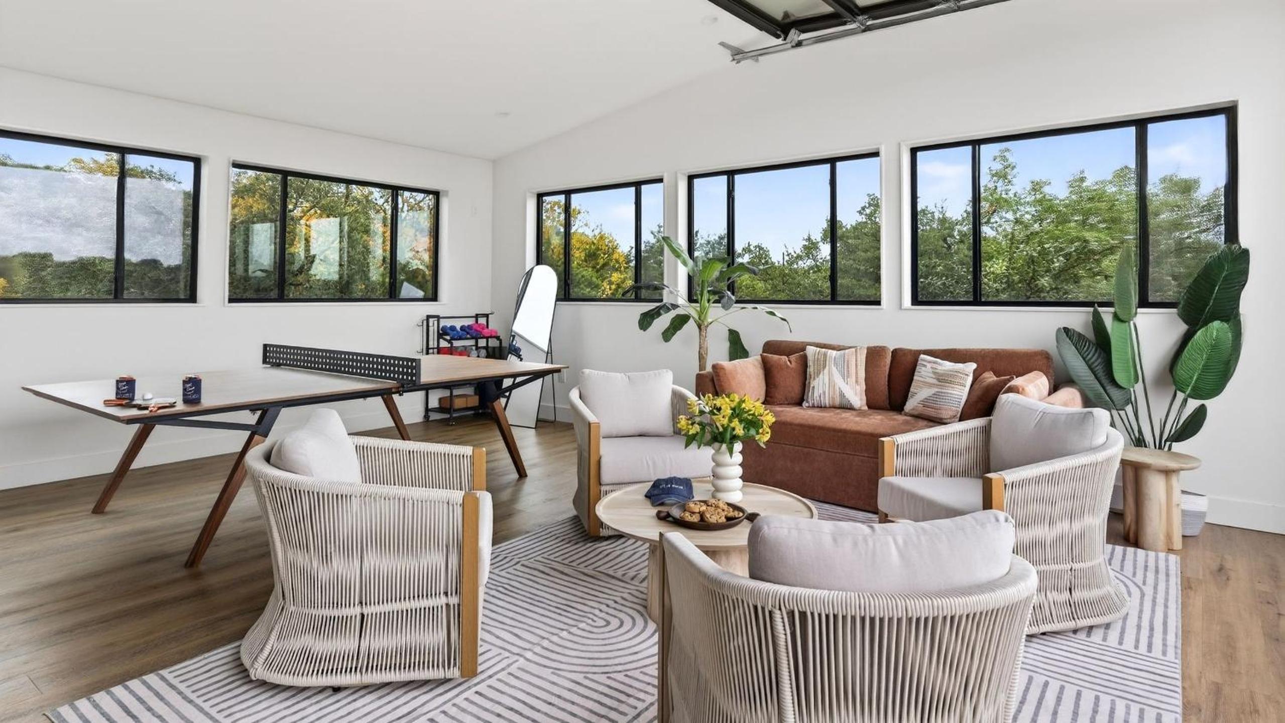 Sundown Social by AvantStay Lake Austin Views • Pool Firepit Deck Game Room • A Designer Style