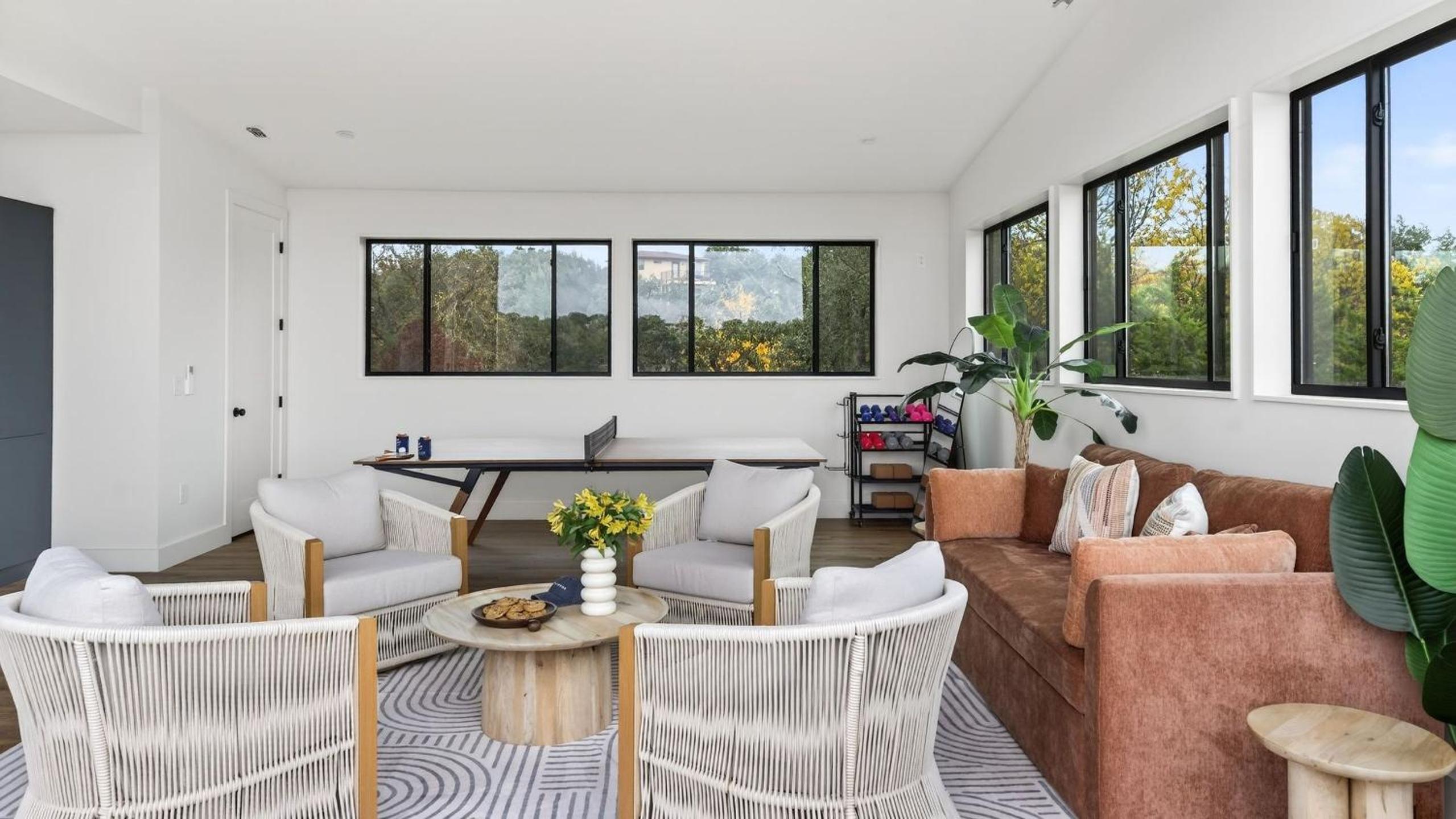 Sundown Social by AvantStay Lake Austin Views • Pool Firepit Deck Game Room • A Designer Style