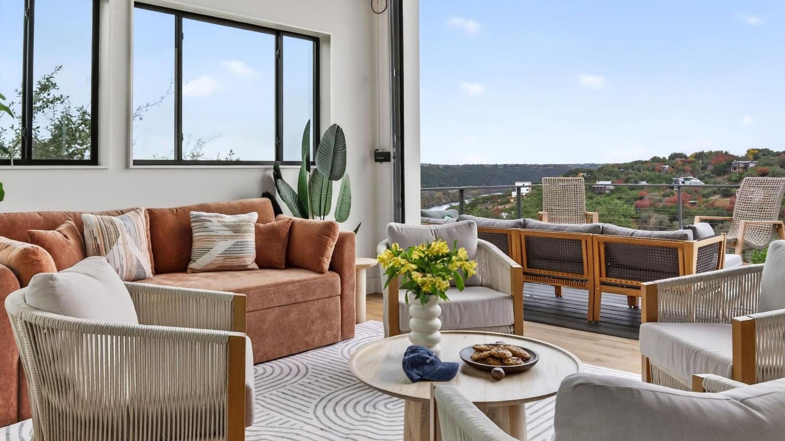 Sundown Social by AvantStay Lake Austin Views • Pool Firepit Deck Game Room • A Designer Style