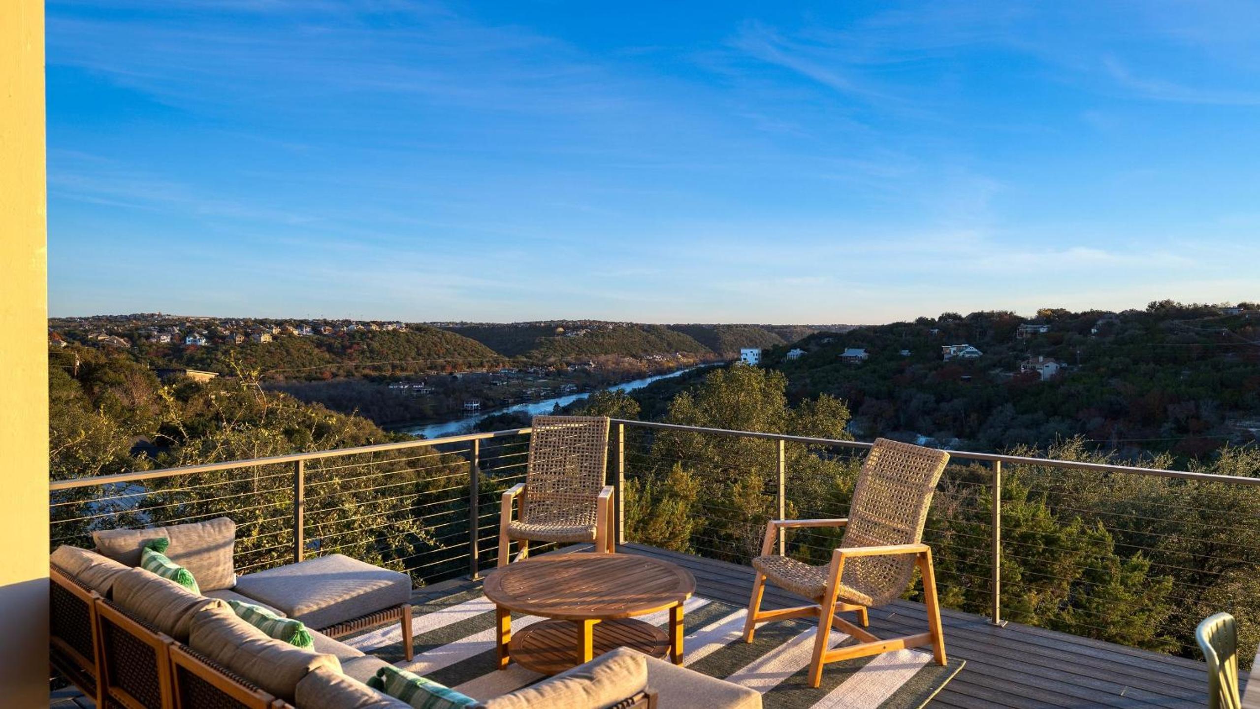 Sundown Social by AvantStay Lake Austin Views • Pool Firepit Deck Game Room • A Designer Style