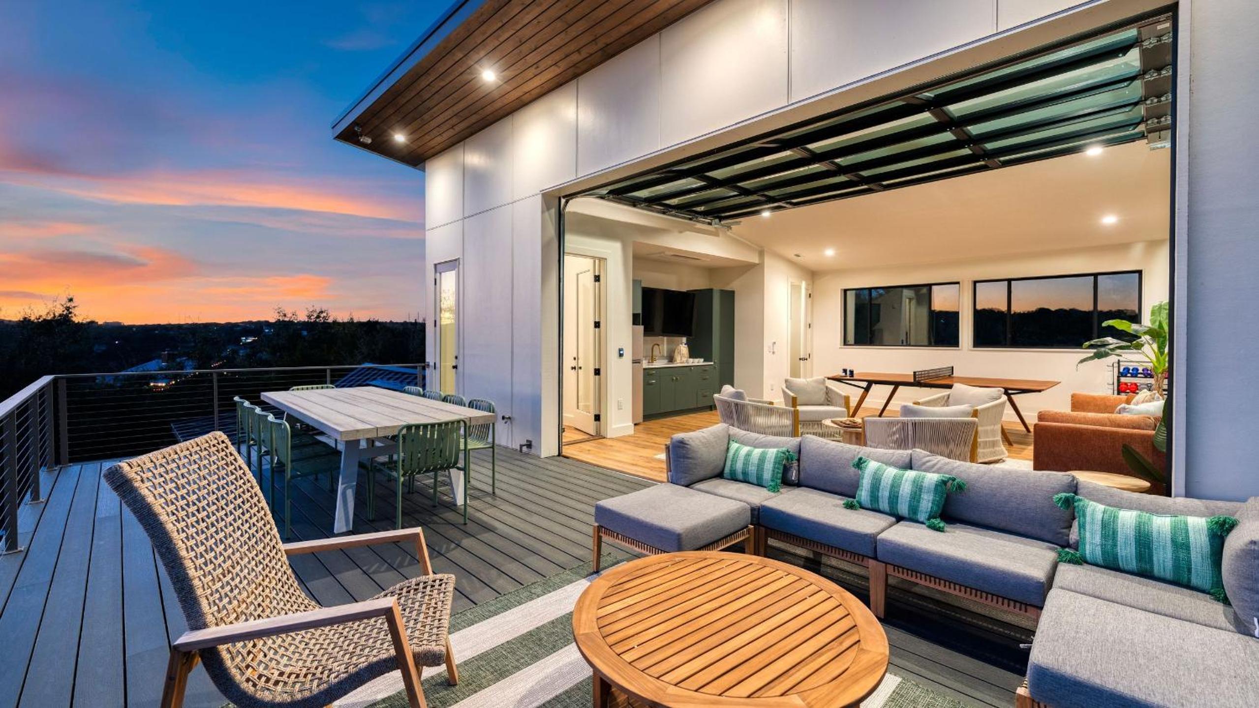 Sundown Social by AvantStay Lake Austin Views • Pool Firepit Deck Game Room • A Designer Style