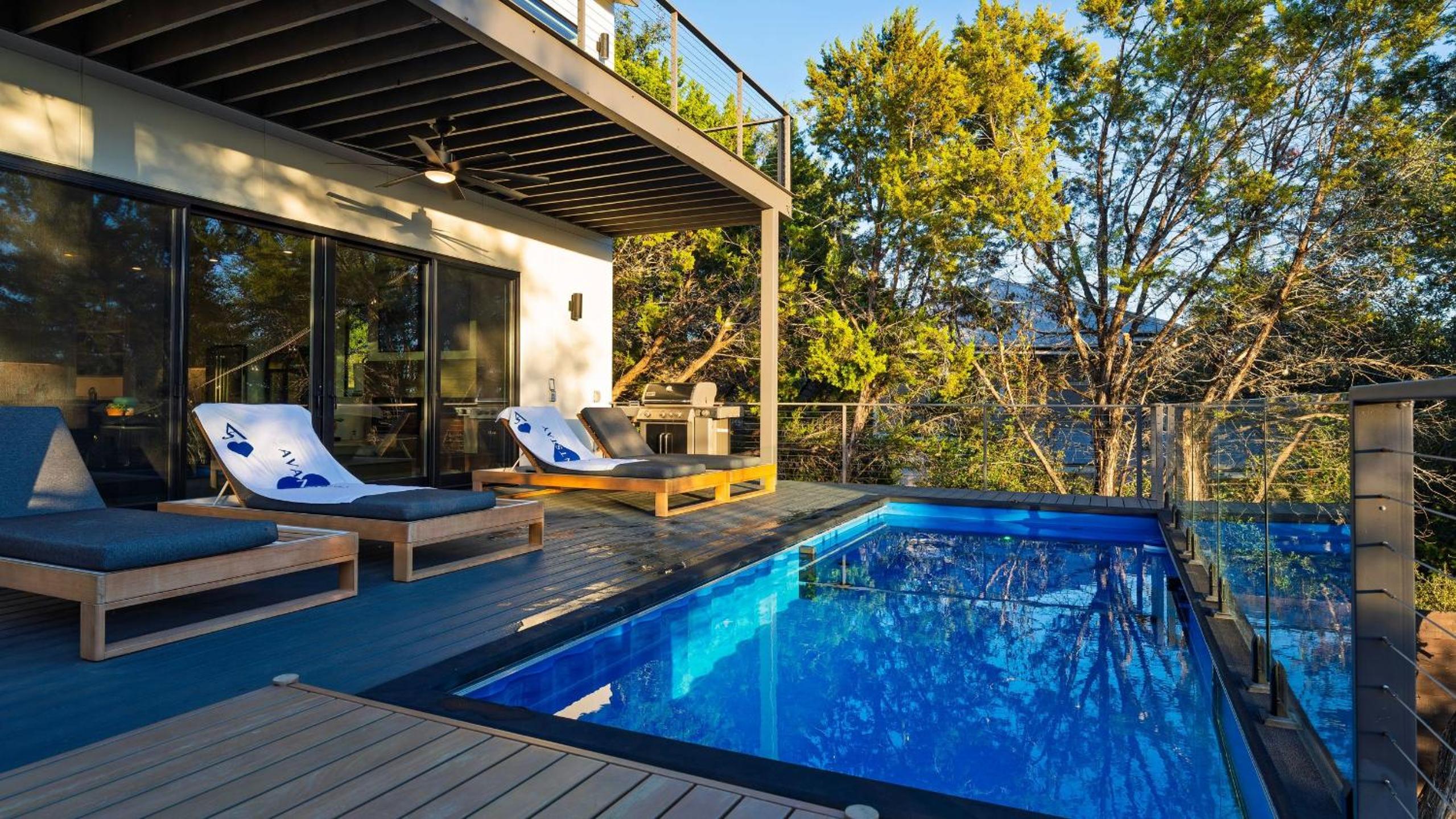 Sundown Social by AvantStay Lake Austin Views • Pool Firepit Deck Game Room • A Designer Style