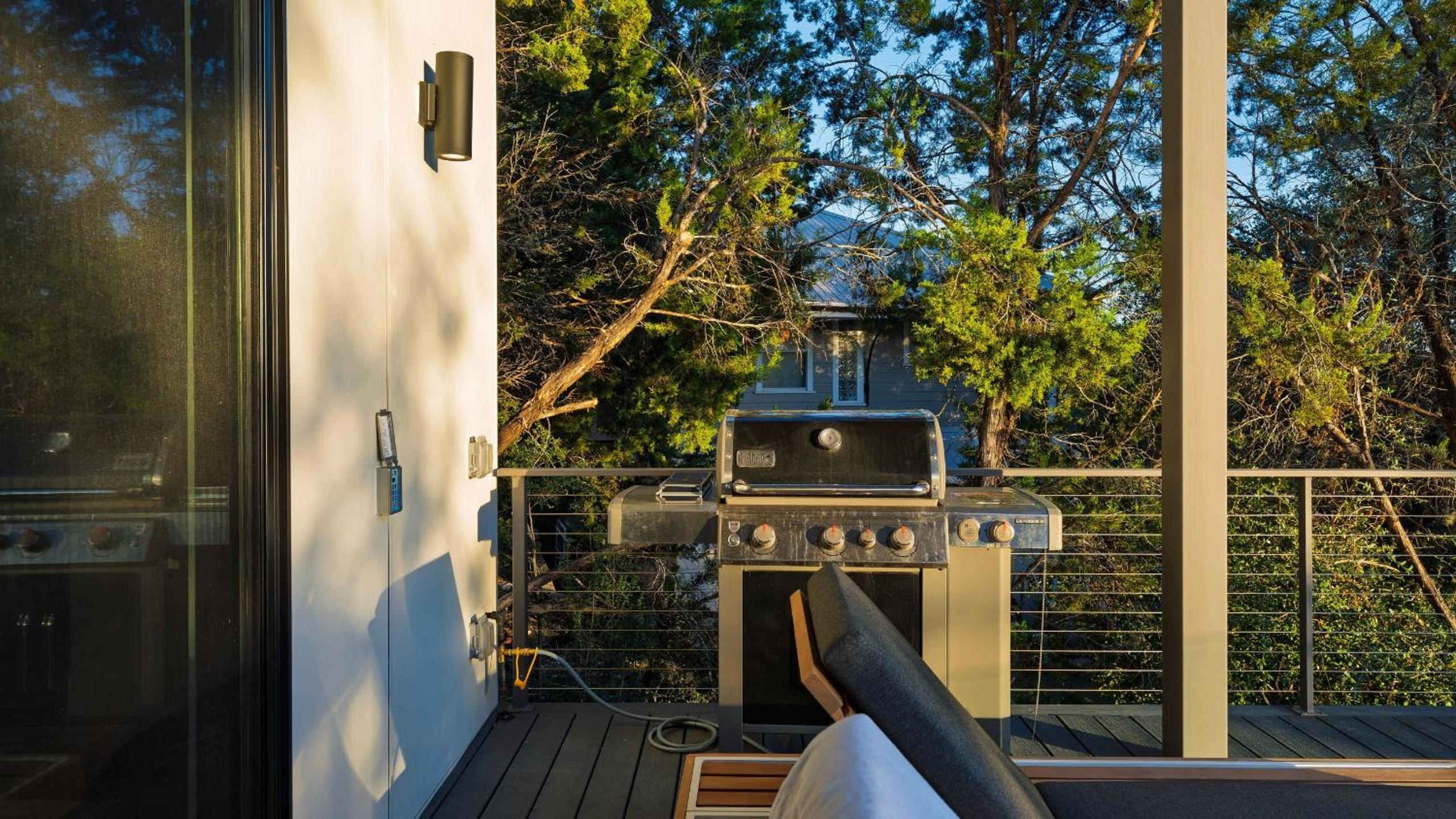 Sundown Social by AvantStay Lake Austin Views • Pool Firepit Deck Game Room • A Designer Style