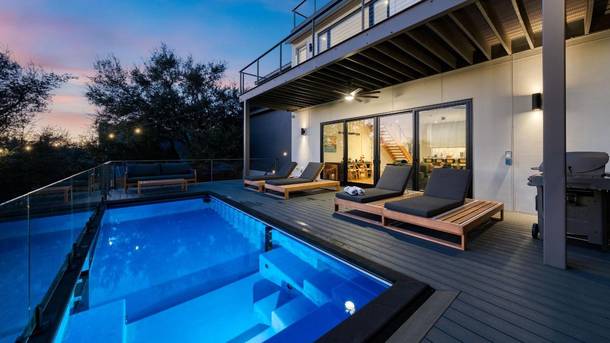 Sundown Social by AvantStay Lake Austin Views • Pool Firepit Deck Game Room • A Designer Style