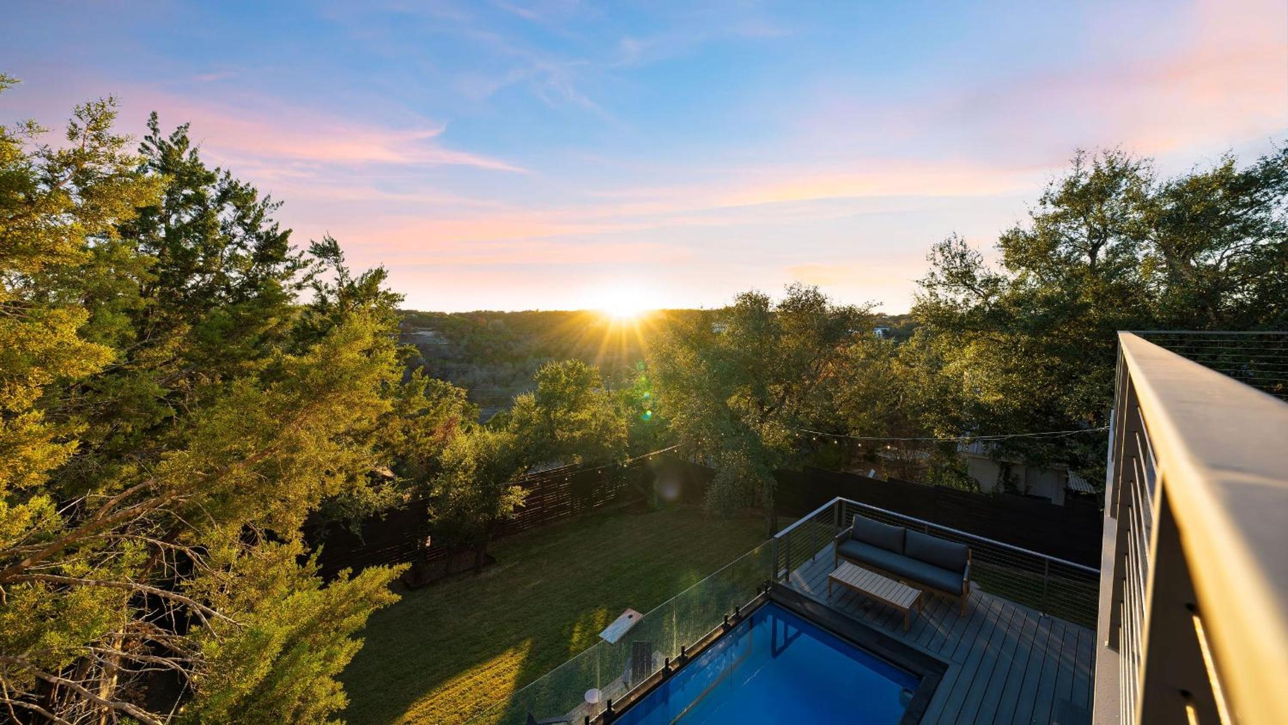 Sundown Social by AvantStay Lake Austin Views • Pool Firepit Deck Game Room • A Designer Style