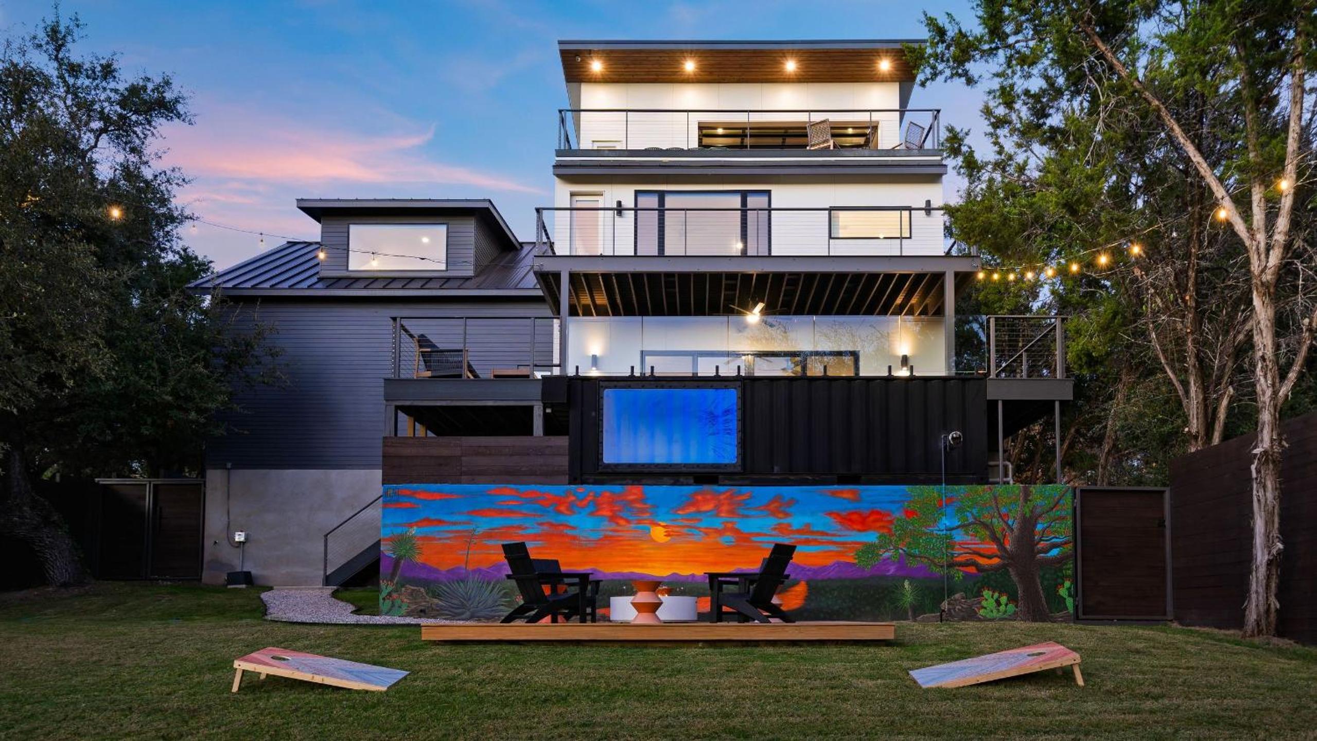 Sundown Social by AvantStay Lake Austin Views • Pool Firepit Deck Game Room • A Designer Style