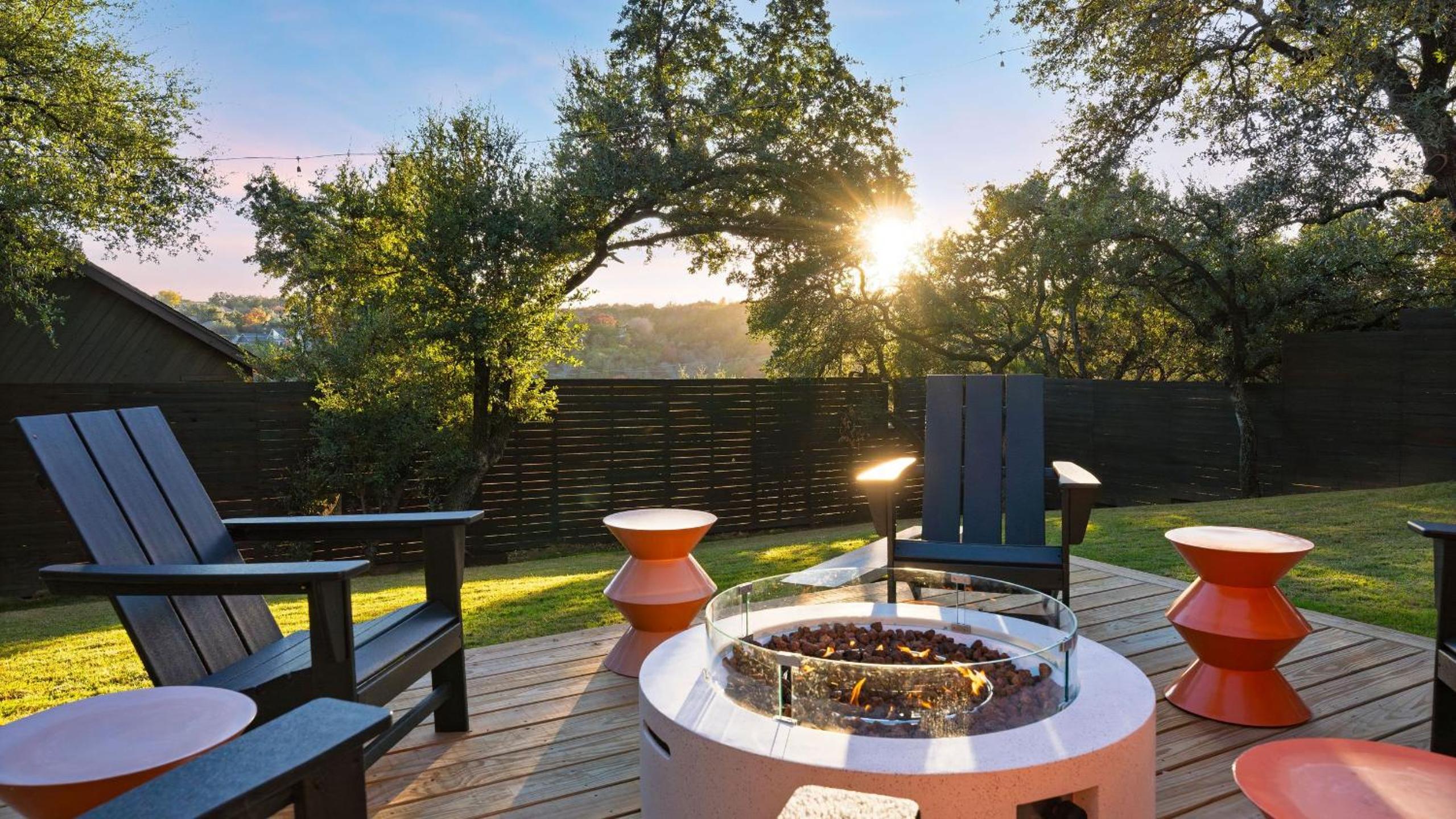 Sundown Social by AvantStay Lake Austin Views • Pool Firepit Deck Game Room • A Designer Style