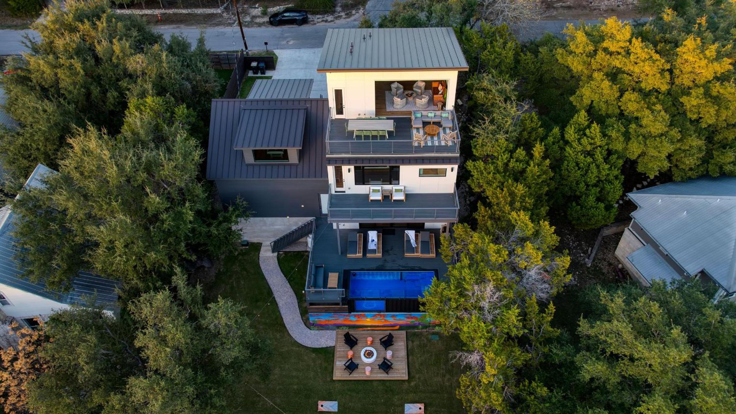 Sundown Social by AvantStay Lake Austin Views • Pool Firepit Deck Game Room • A Designer Style