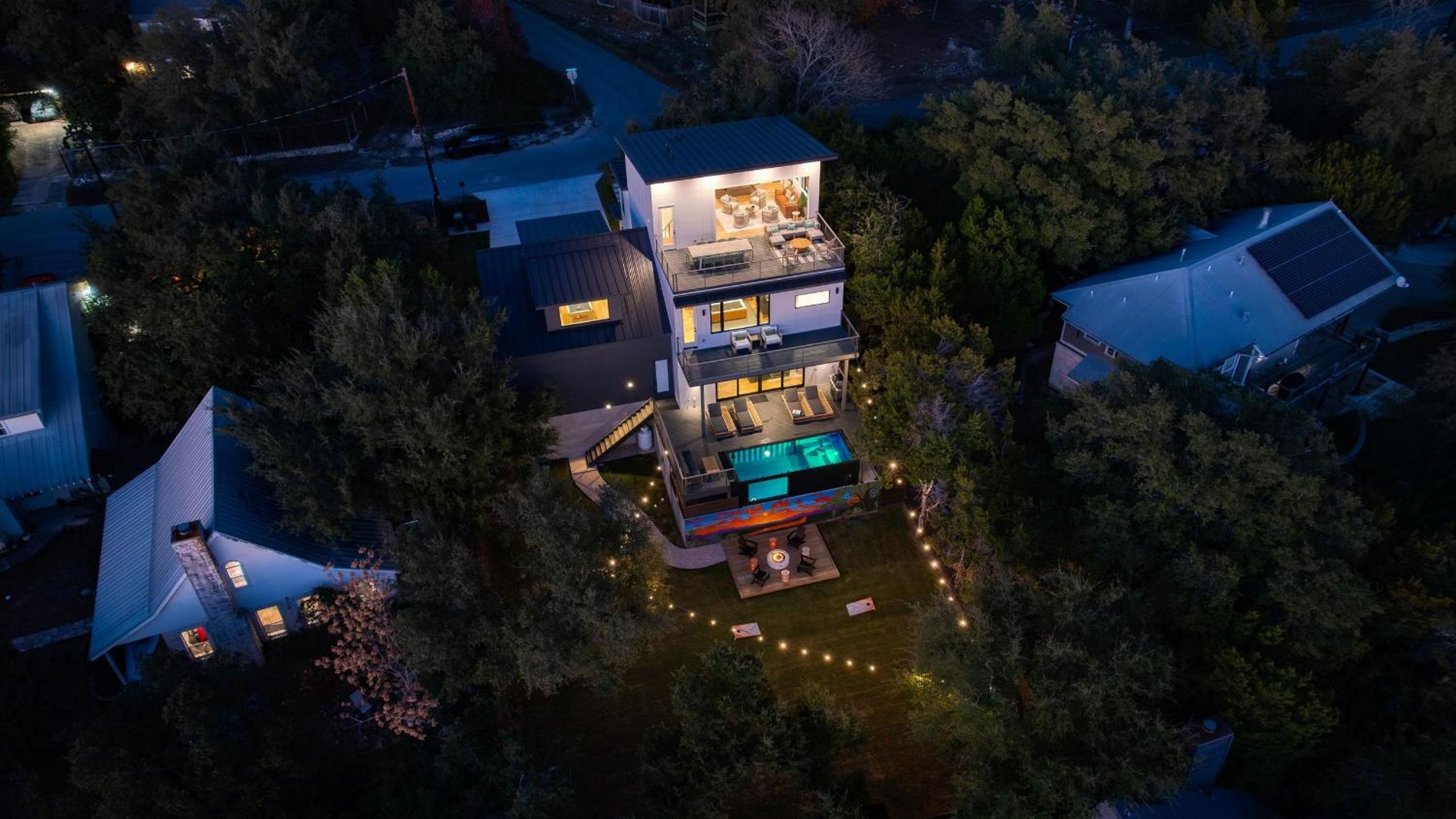 Sundown Social by AvantStay Lake Austin Views • Pool Firepit Deck Game Room • A Designer Style