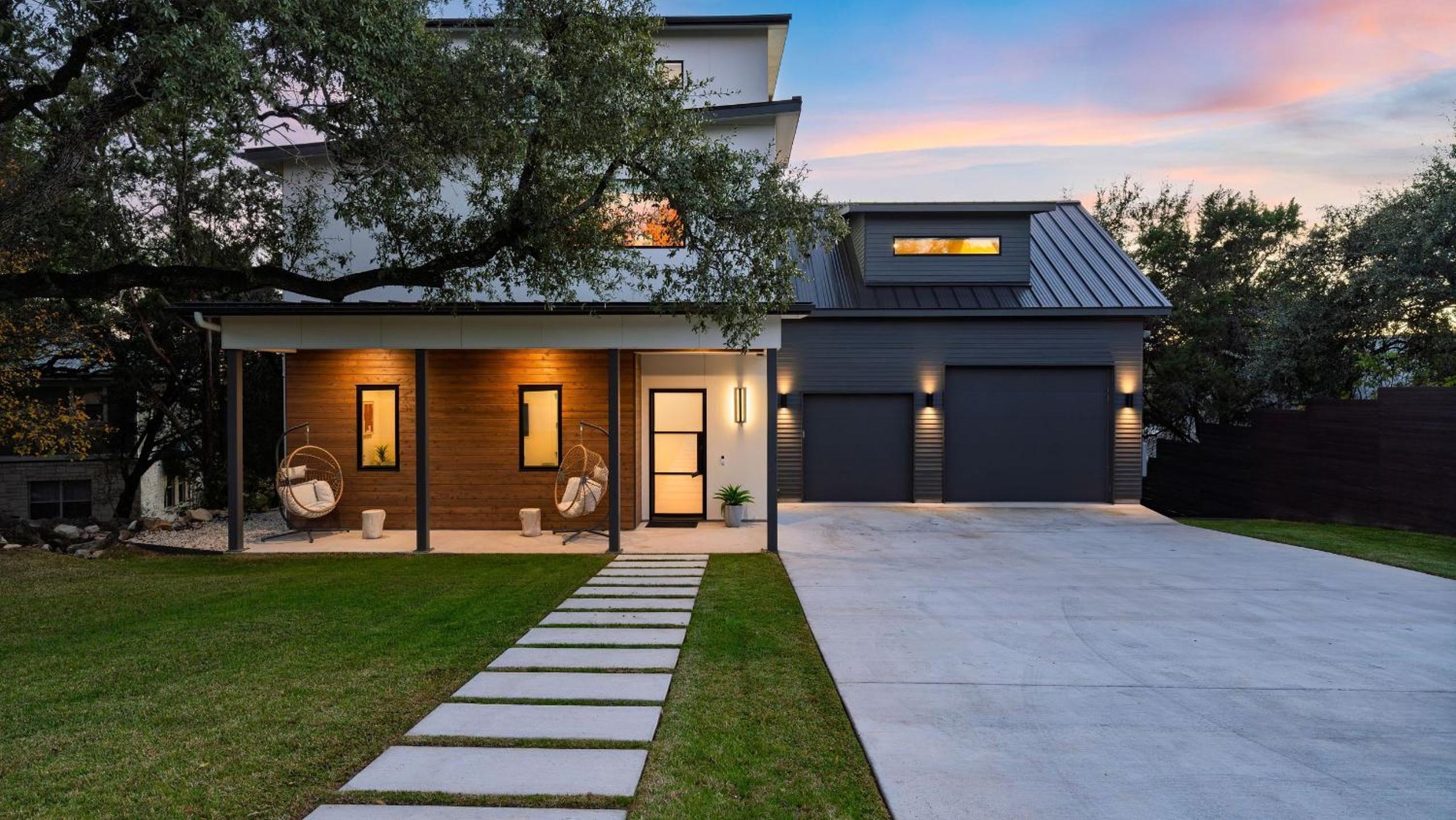 Sundown Social by AvantStay Lake Austin Views • Pool Firepit Deck Game Room • A Designer Style