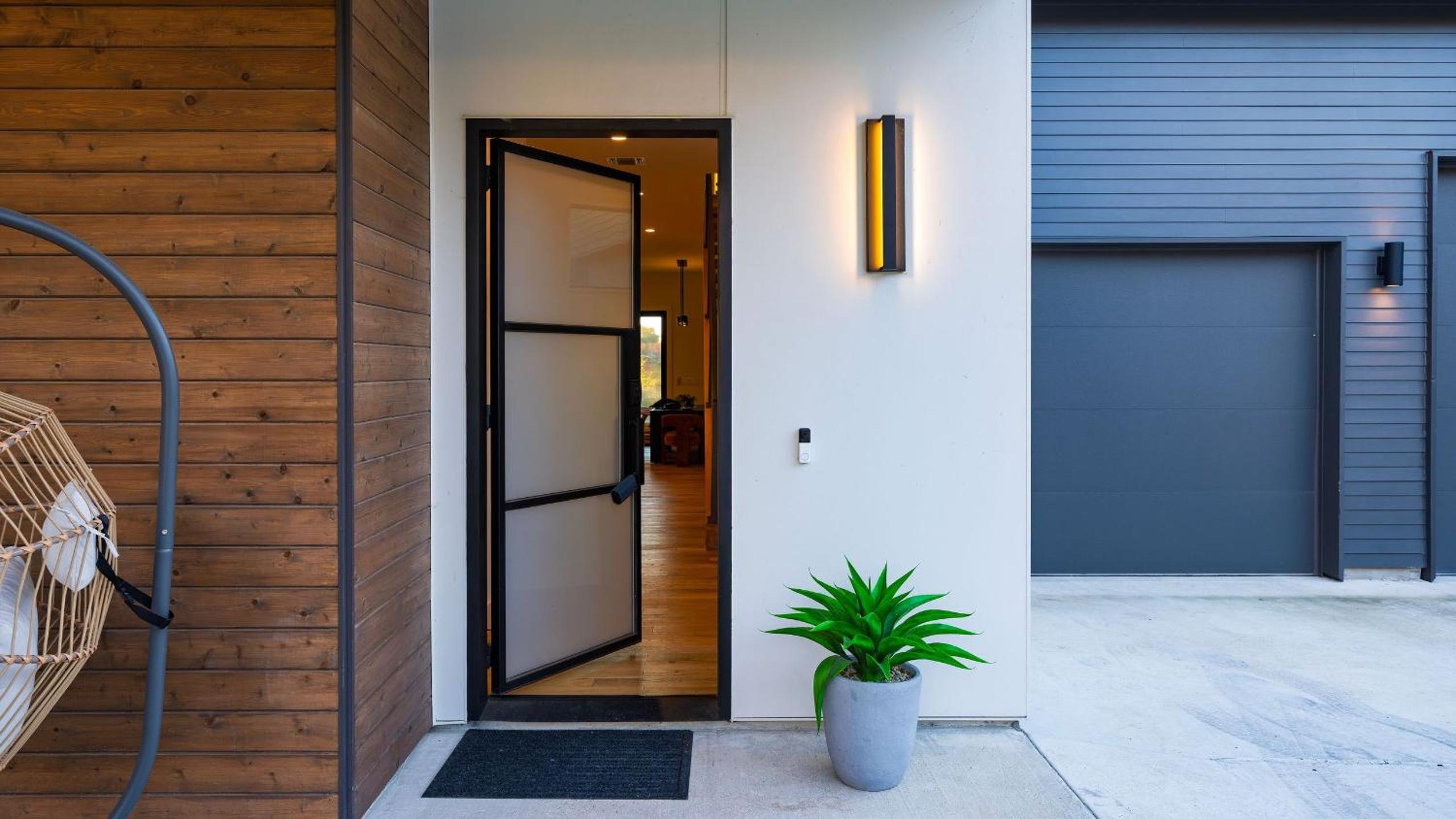 Sundown Social by AvantStay Lake Austin Views • Pool Firepit Deck Game Room • A Designer Style