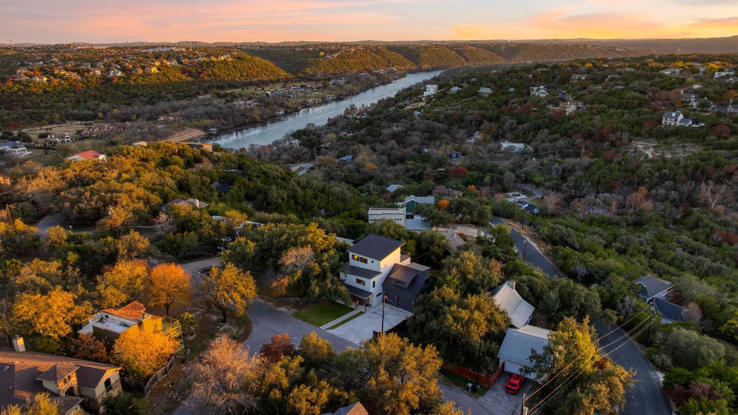 Sundown Social by AvantStay Lake Austin Views • Pool Firepit Deck Game Room • A Designer Style